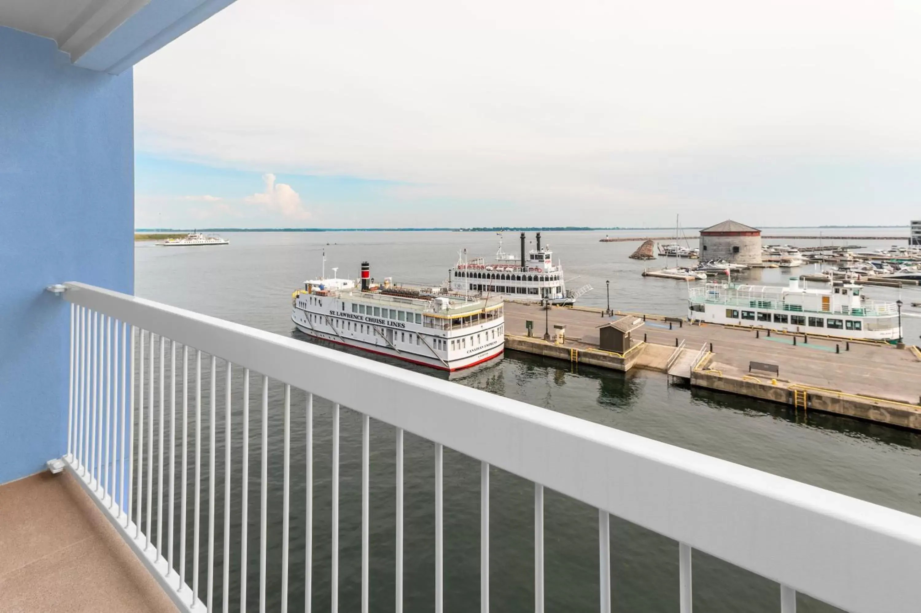 Photo of the whole room, Balcony/Terrace in Holiday Inn Kingston - Waterfront, an IHG Hotel