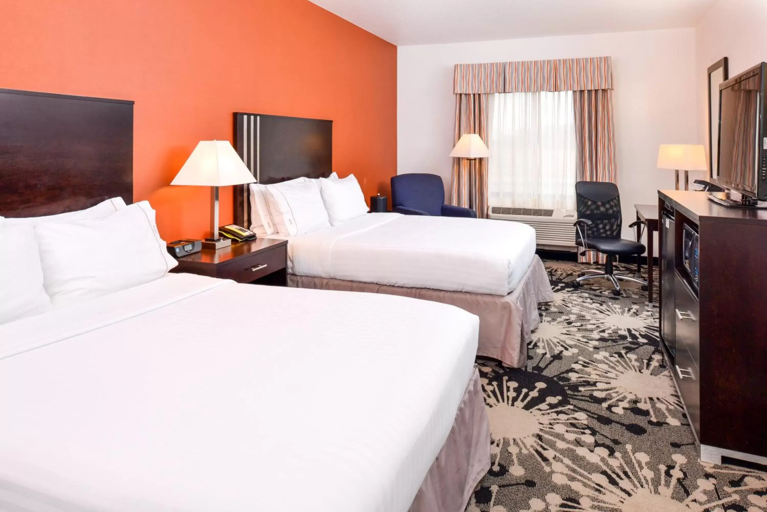Photo of the whole room, Bed in Holiday Inn Express & Suites Greenfield, an IHG Hotel