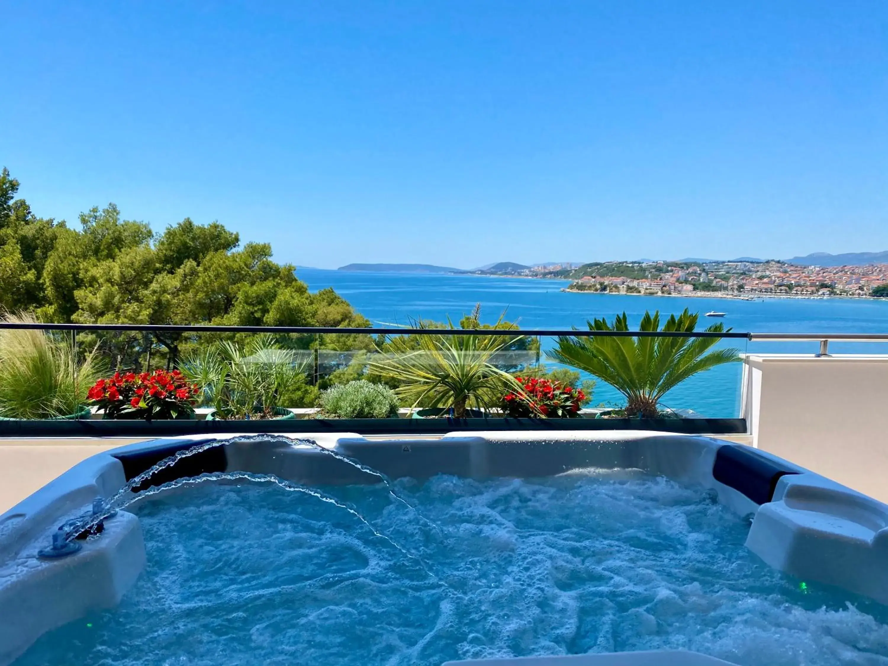 Hot Tub, Swimming Pool in Hotel Eden