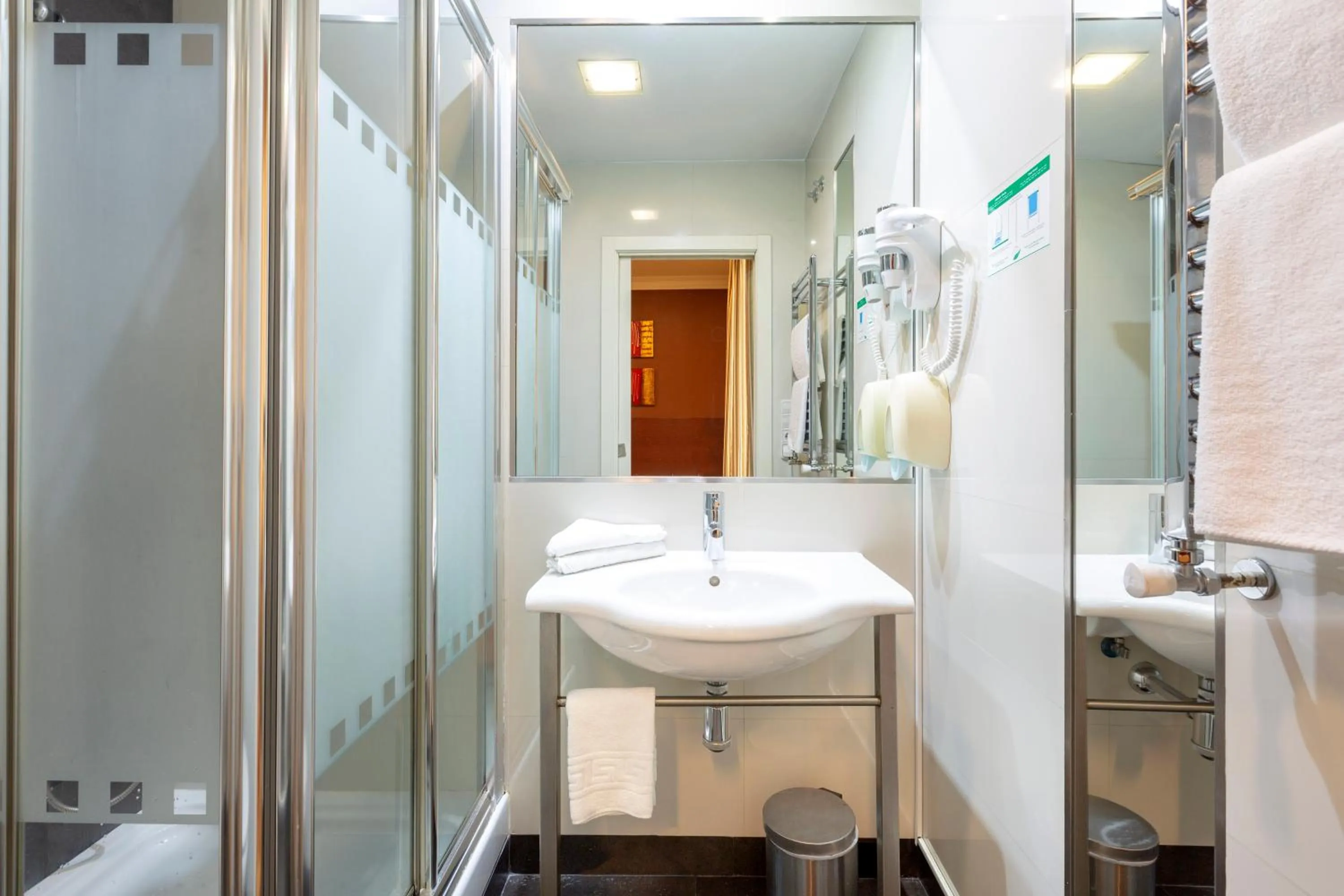 Bathroom in Hostal Abadia Madrid