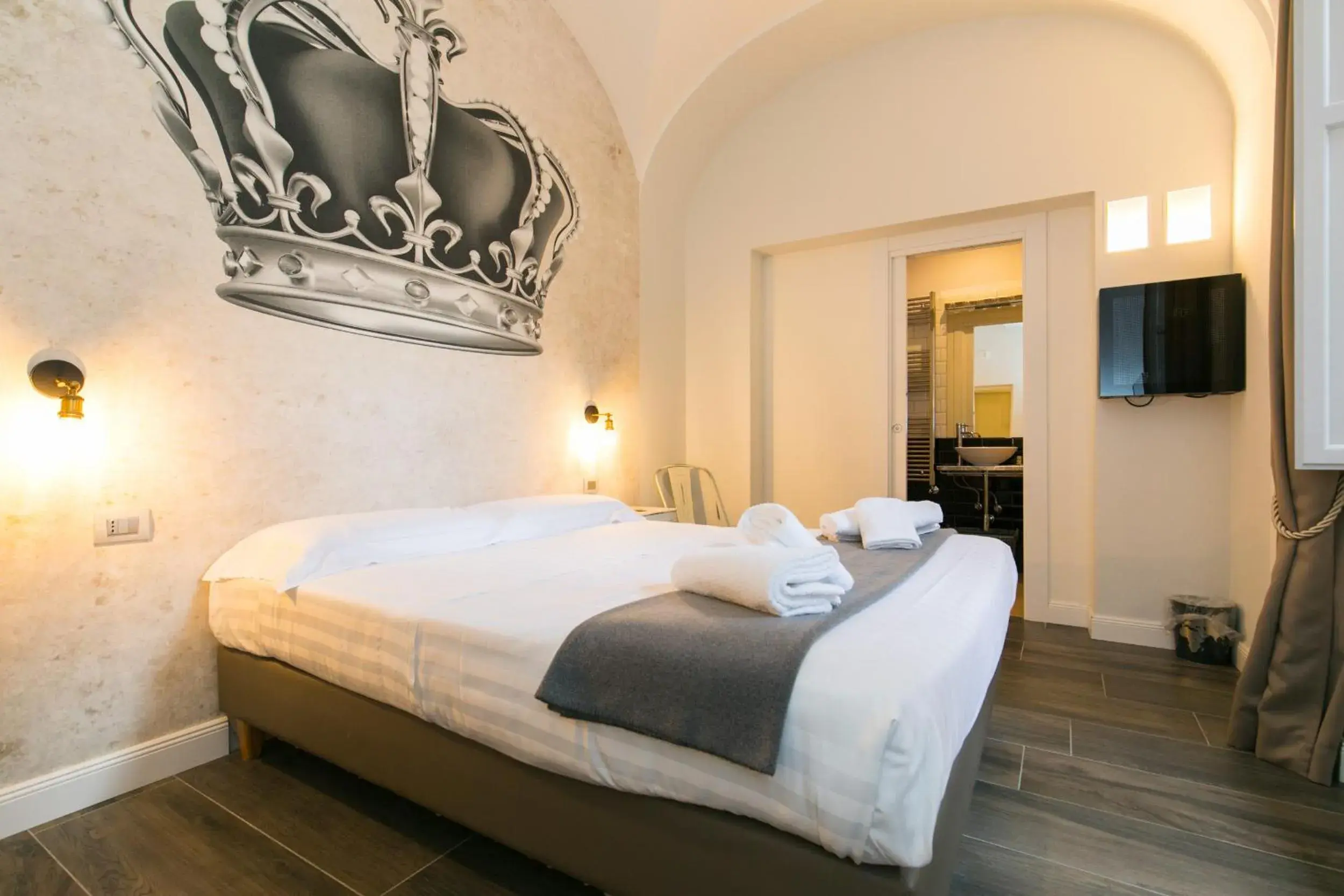 Photo of the whole room, Bed in Trevi Contemporary Suite