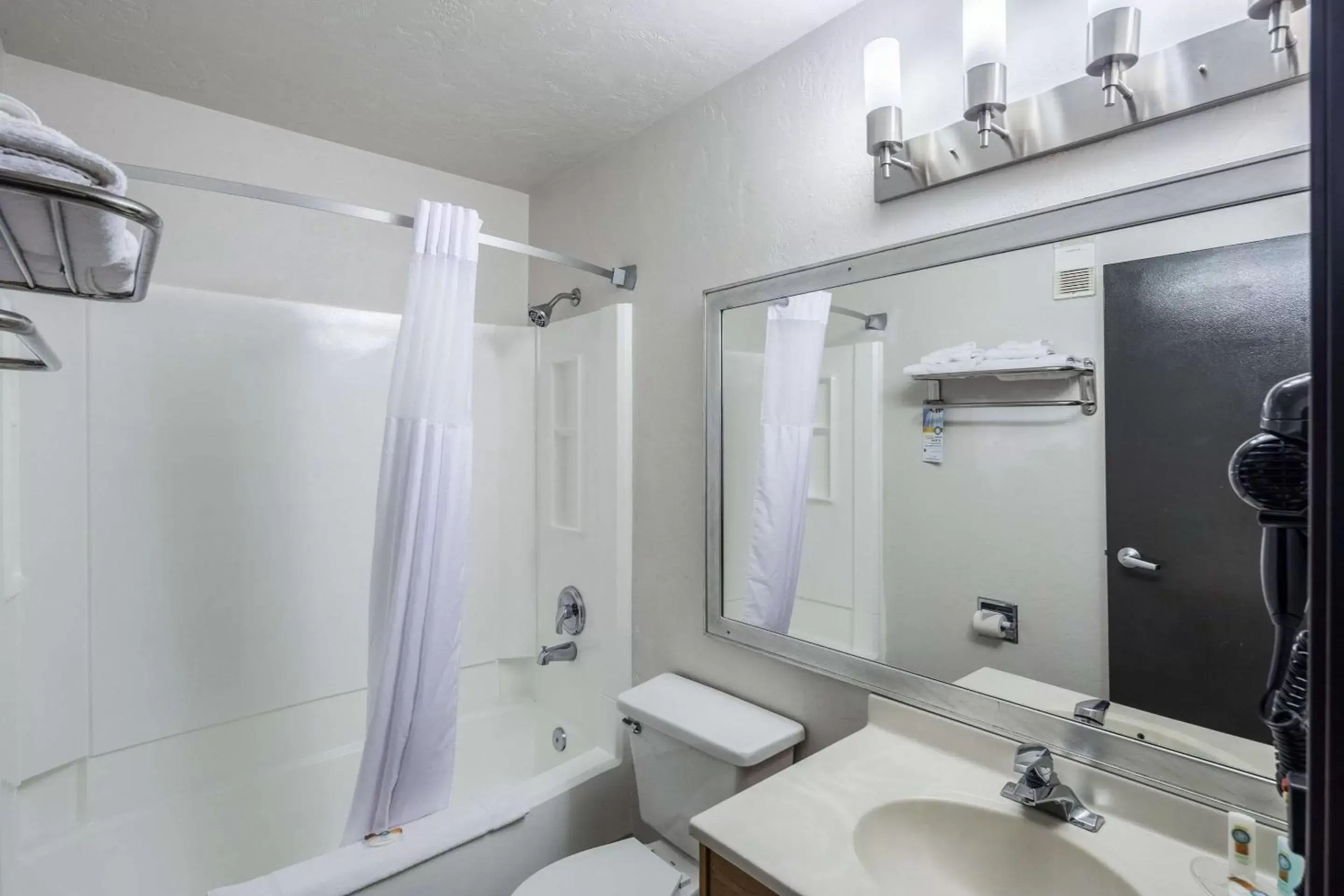 Photo of the whole room, Bathroom in Quality Inn Moses Lake