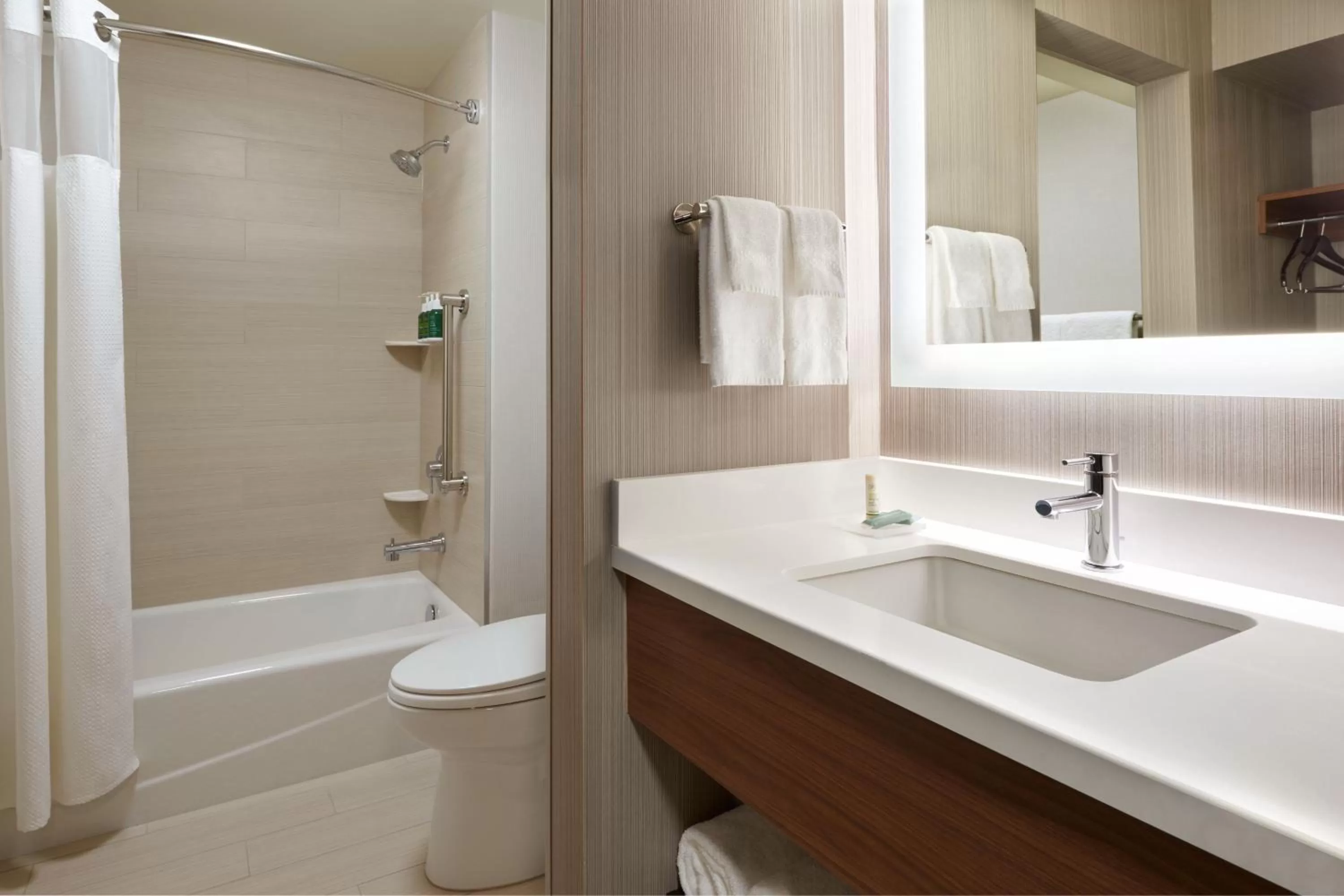 Bathroom in Courtyard by Marriott Ottawa Downtown