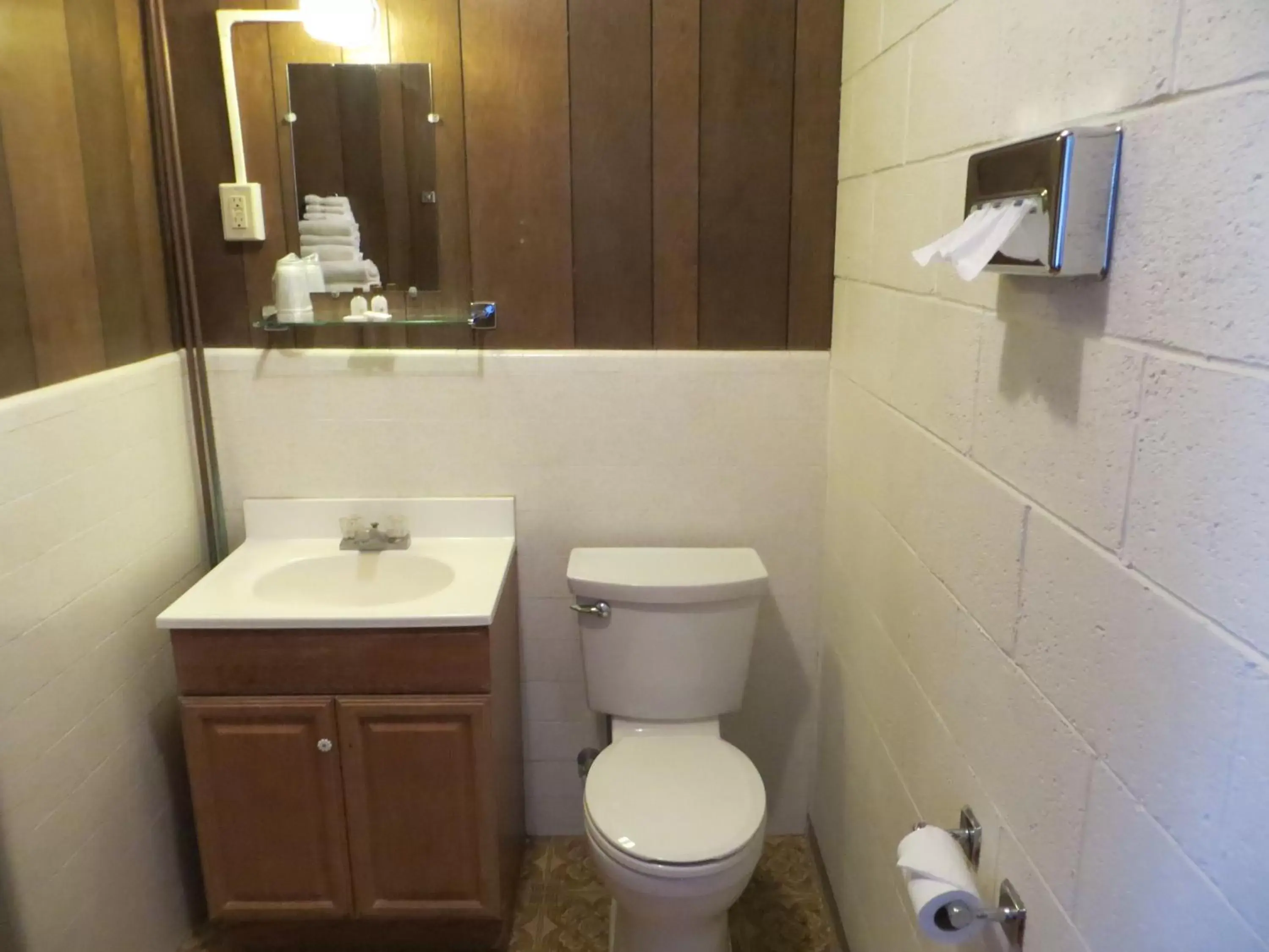 Bathroom in Alamo Inn