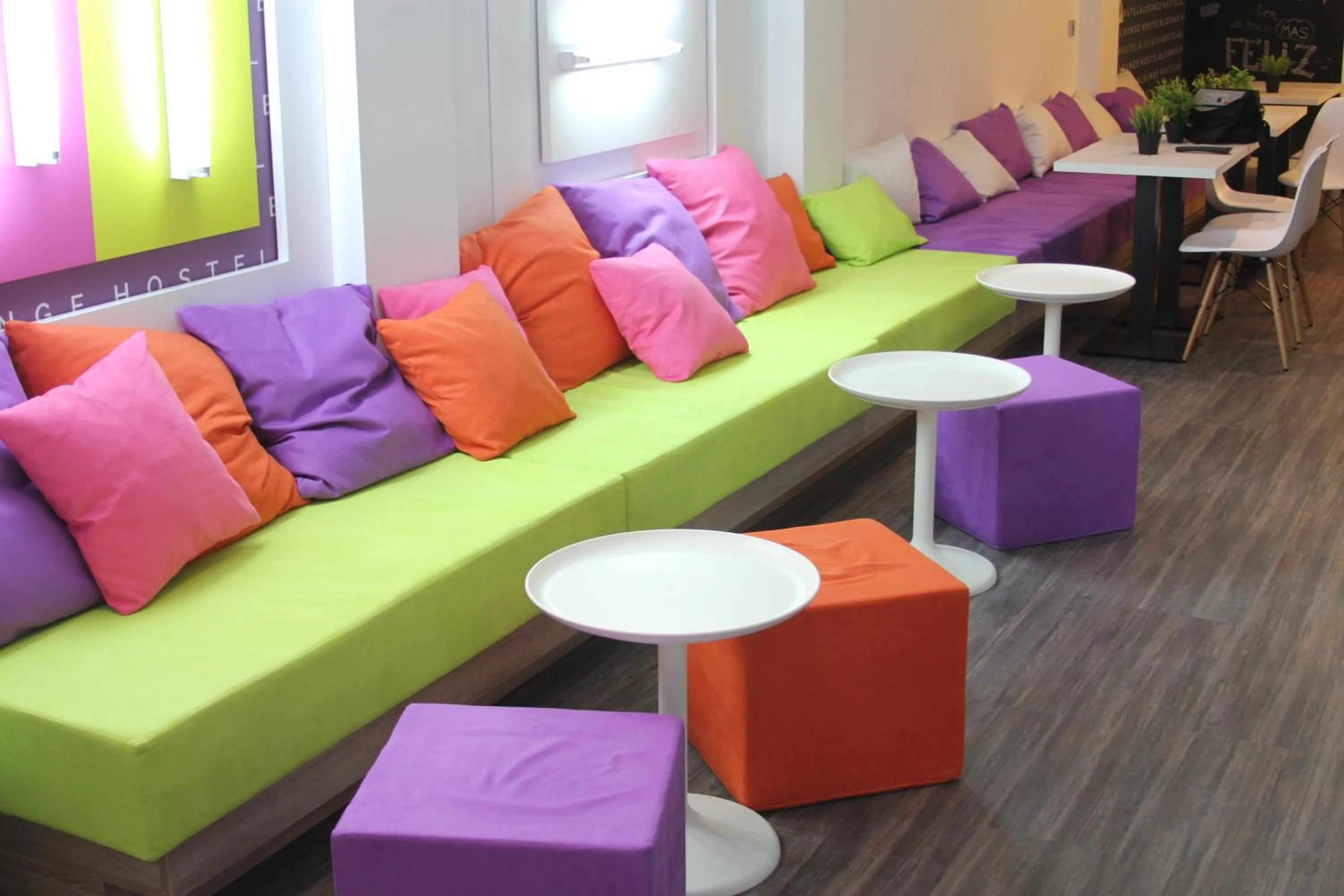 Communal lounge/ TV room in Chameleon Youth Hostel Alicante