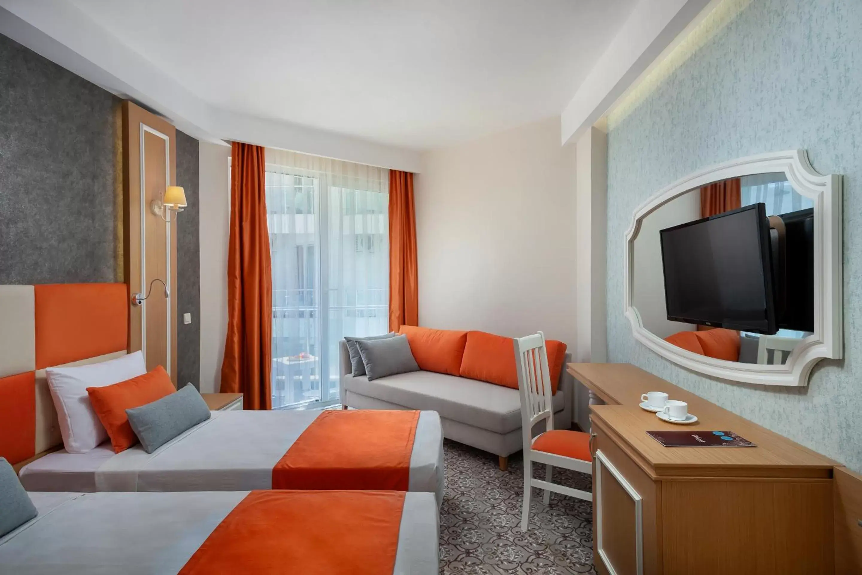 Bed, TV/Entertainment Center in Golden Orange Hotel
