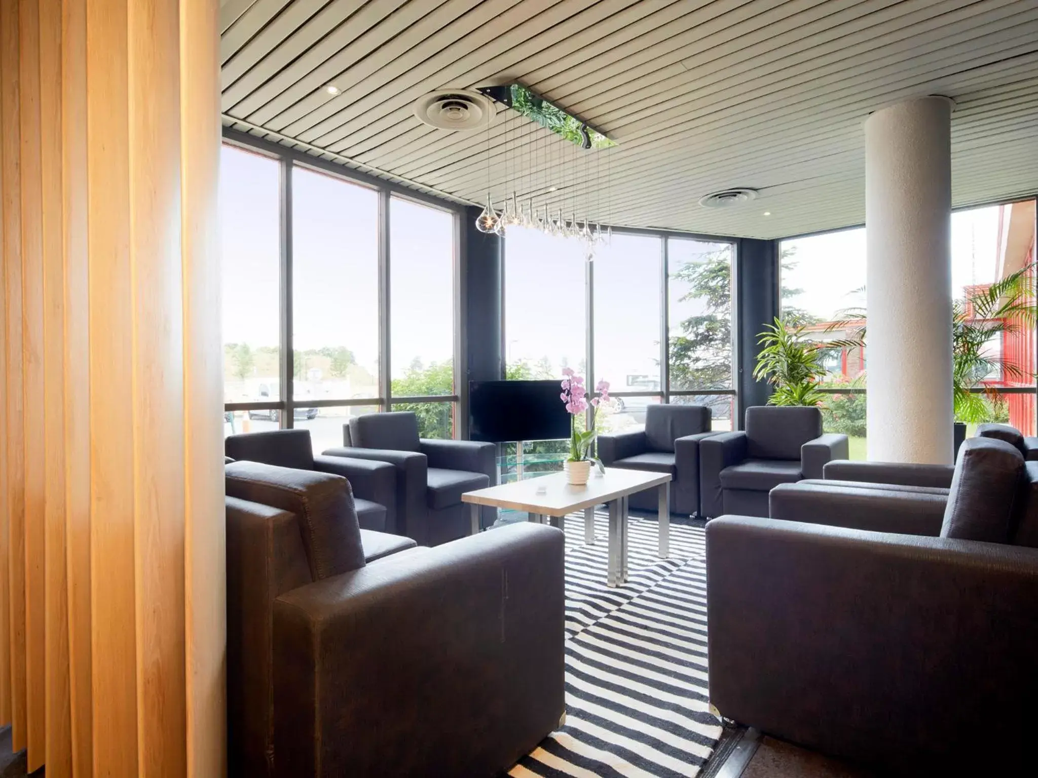 Lobby or reception in Kyriad Hôtel Orly Aéroport - Athis Mons Lobby or reception in Kyriad Hôtel Orly Aéroport - Athis Mons