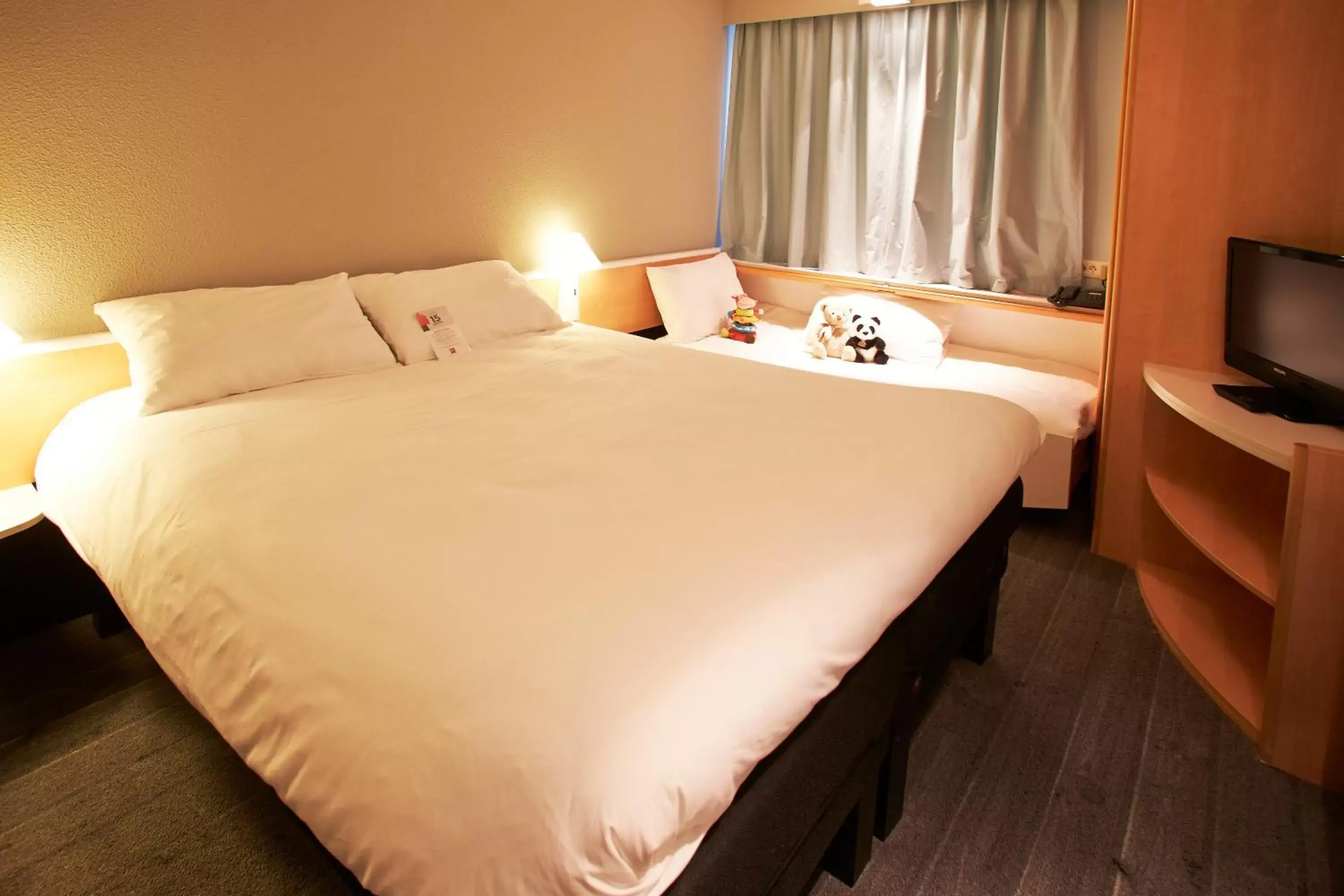 Bedroom, Bed in Ibis Auray