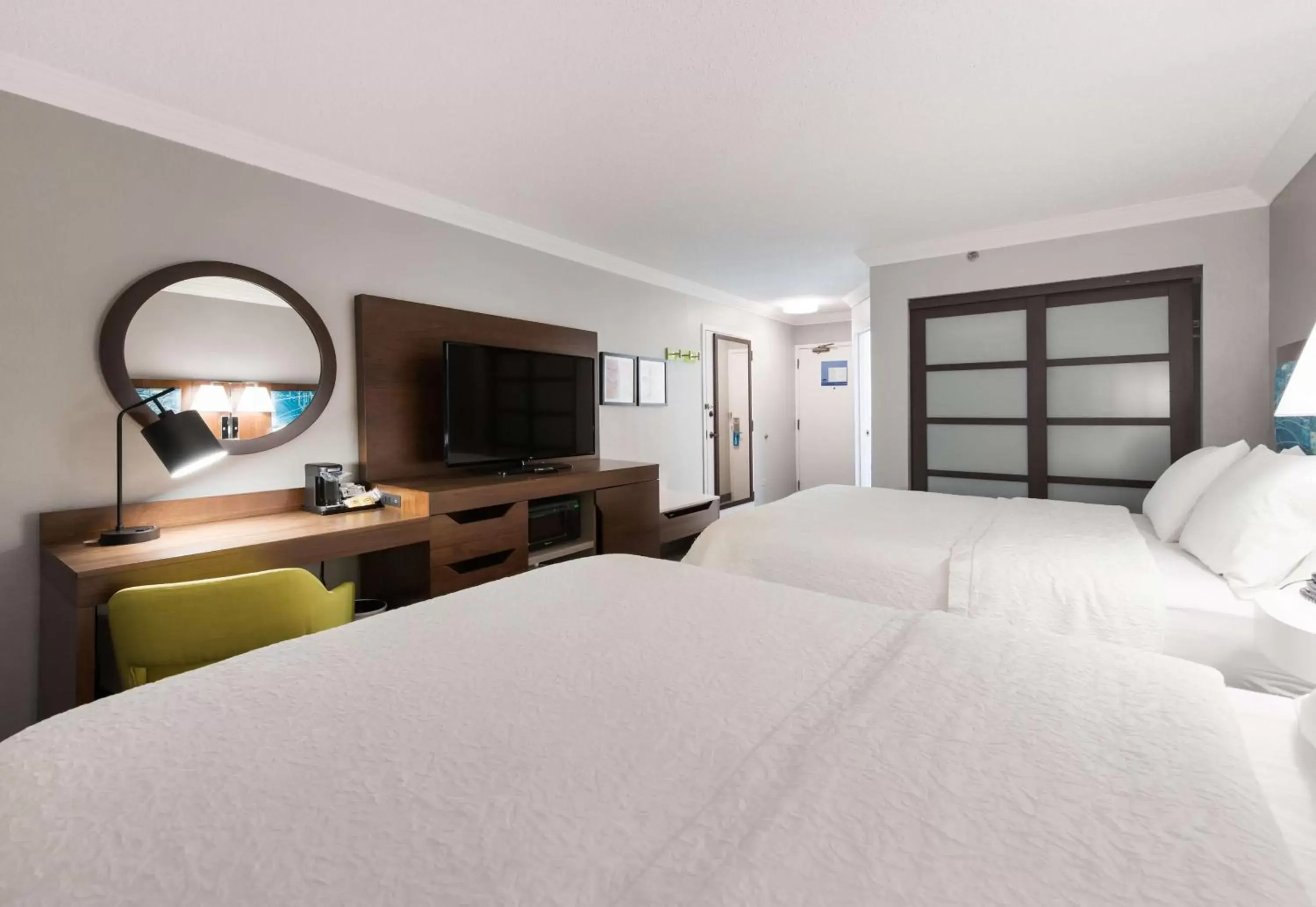 Bedroom, Bed in Hampton Inn & Suites Chicago-Hoffman Estates Bedroom, Bed in Hampton Inn & Suites Chicago-Hoffman Estates