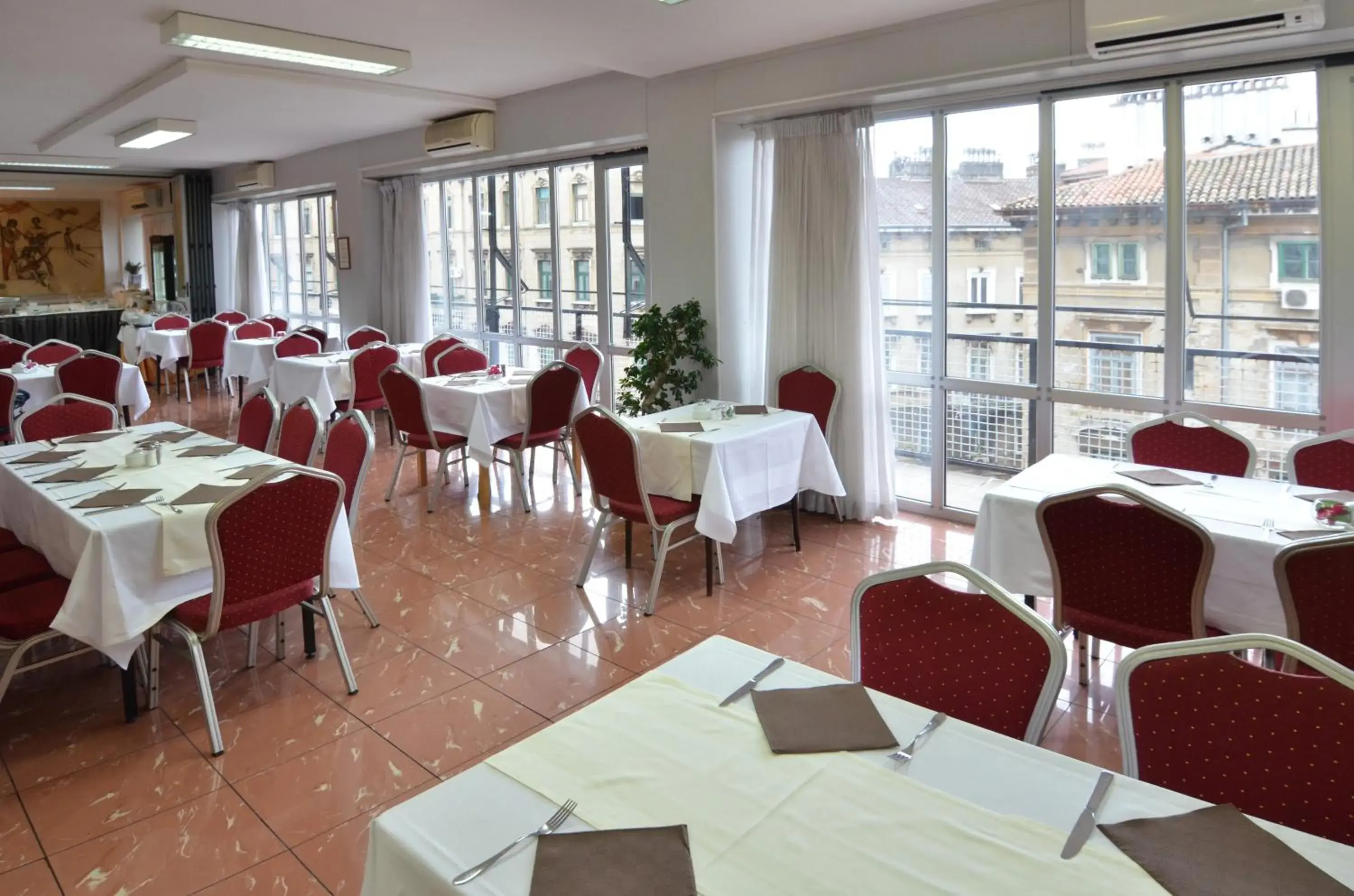 Restaurant/places to eat in Hotel Neboder Restaurant/places to eat in Hotel Neboder