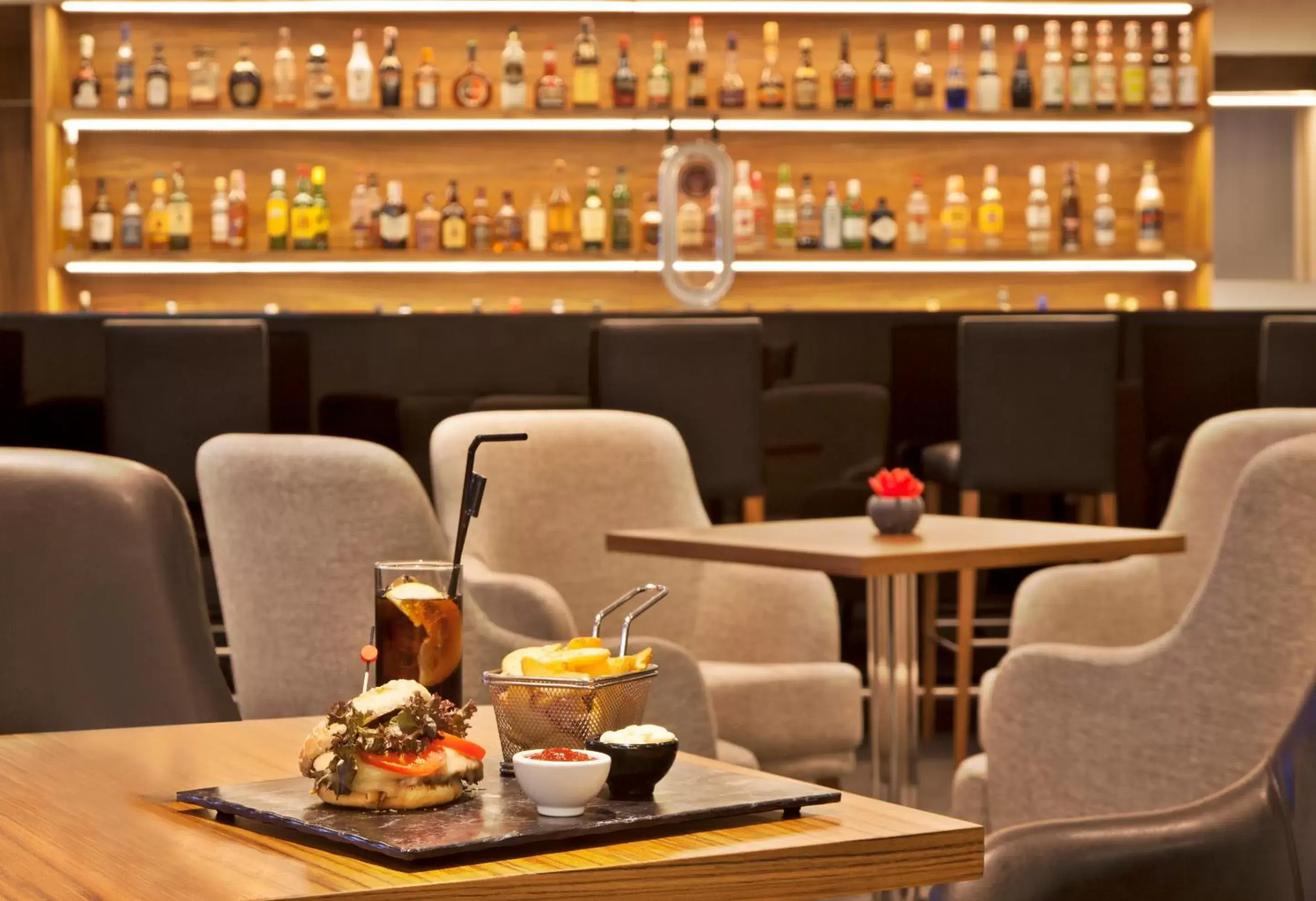 Lounge or bar, Restaurant/Places to Eat in Ramada by Wyndham Lisbon