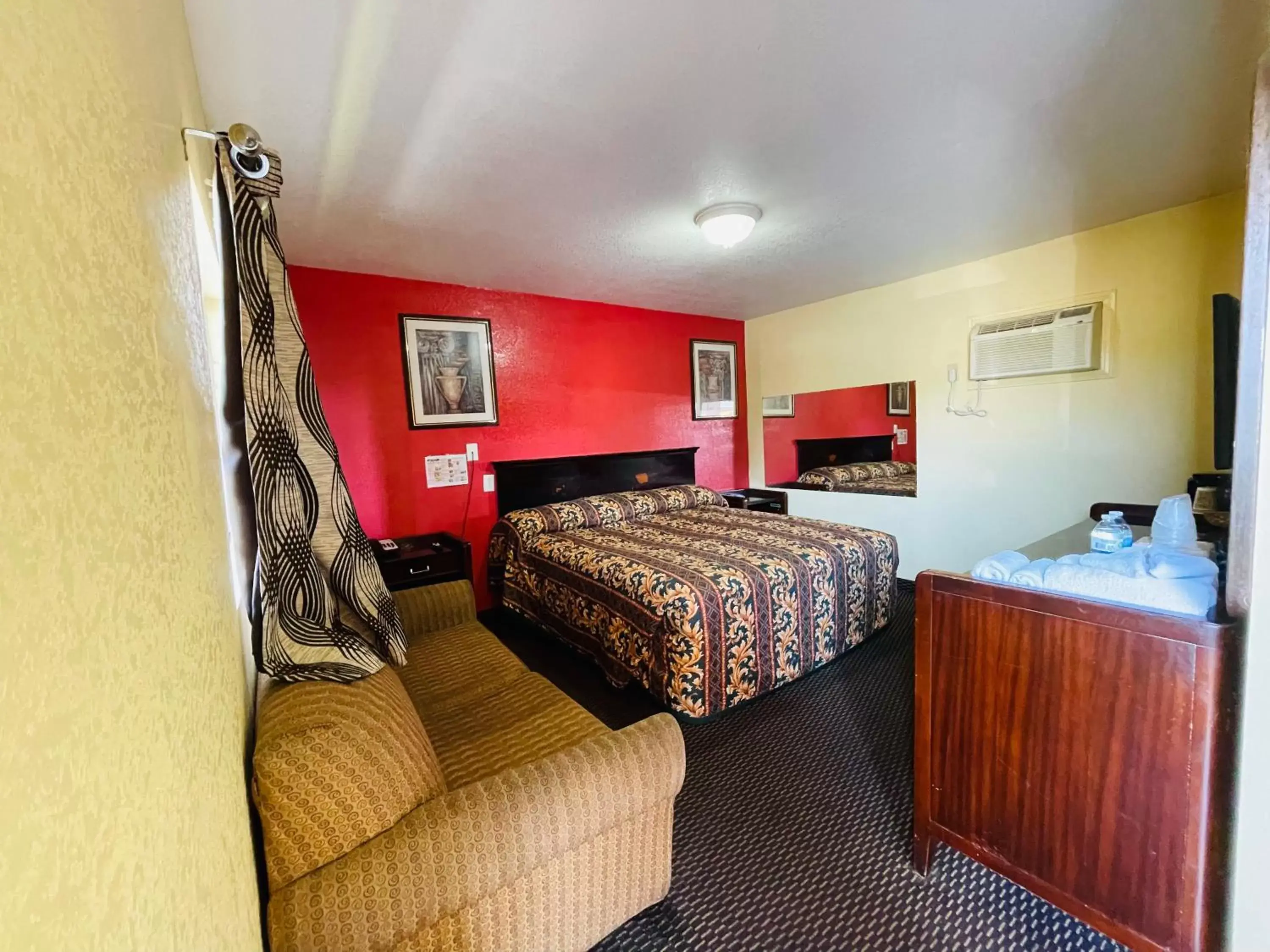 Bedroom in Royal Palms Motel