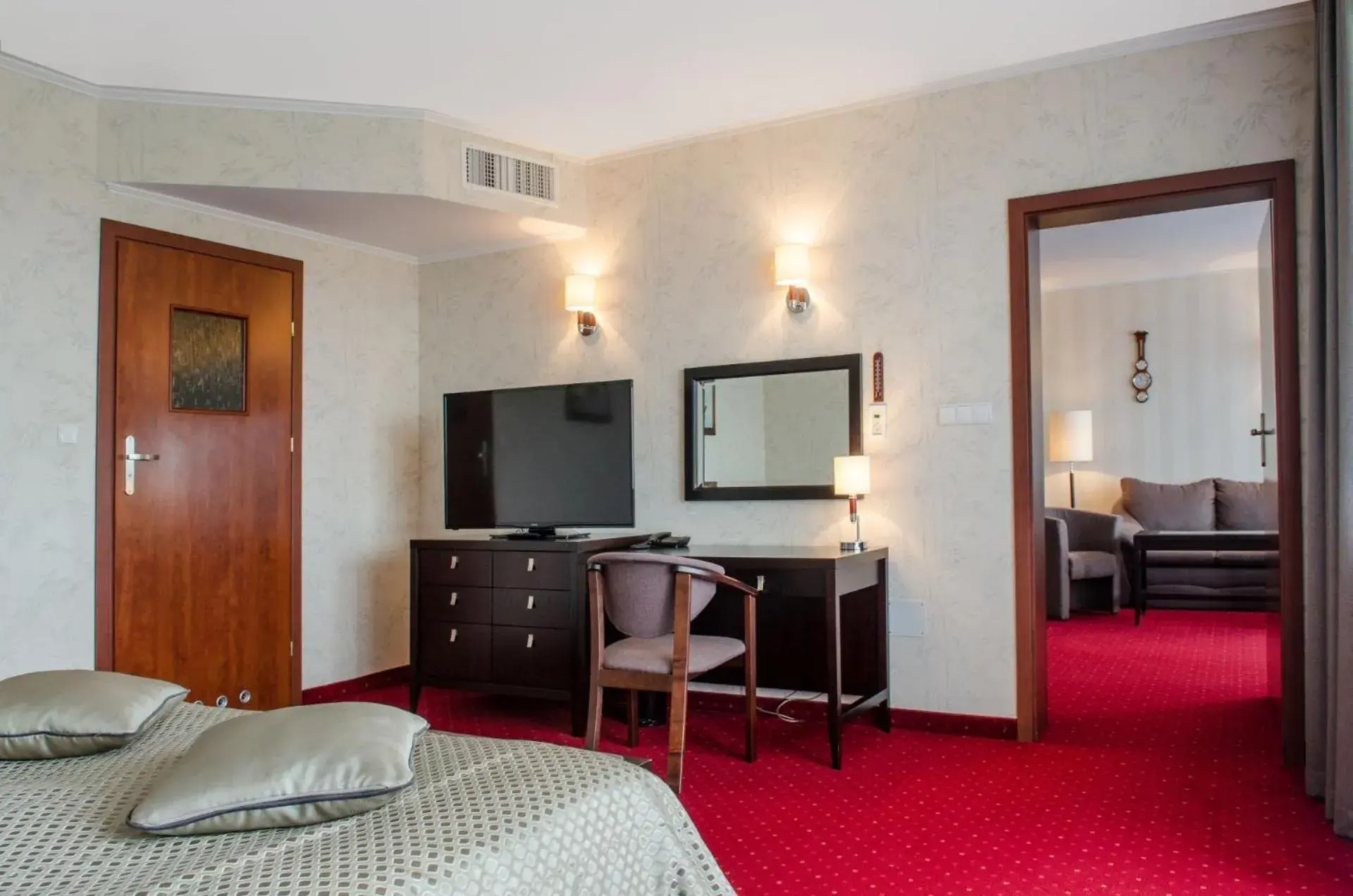 Bedroom, TV/Entertainment Center in Hotel Lidia Spa & Wellness