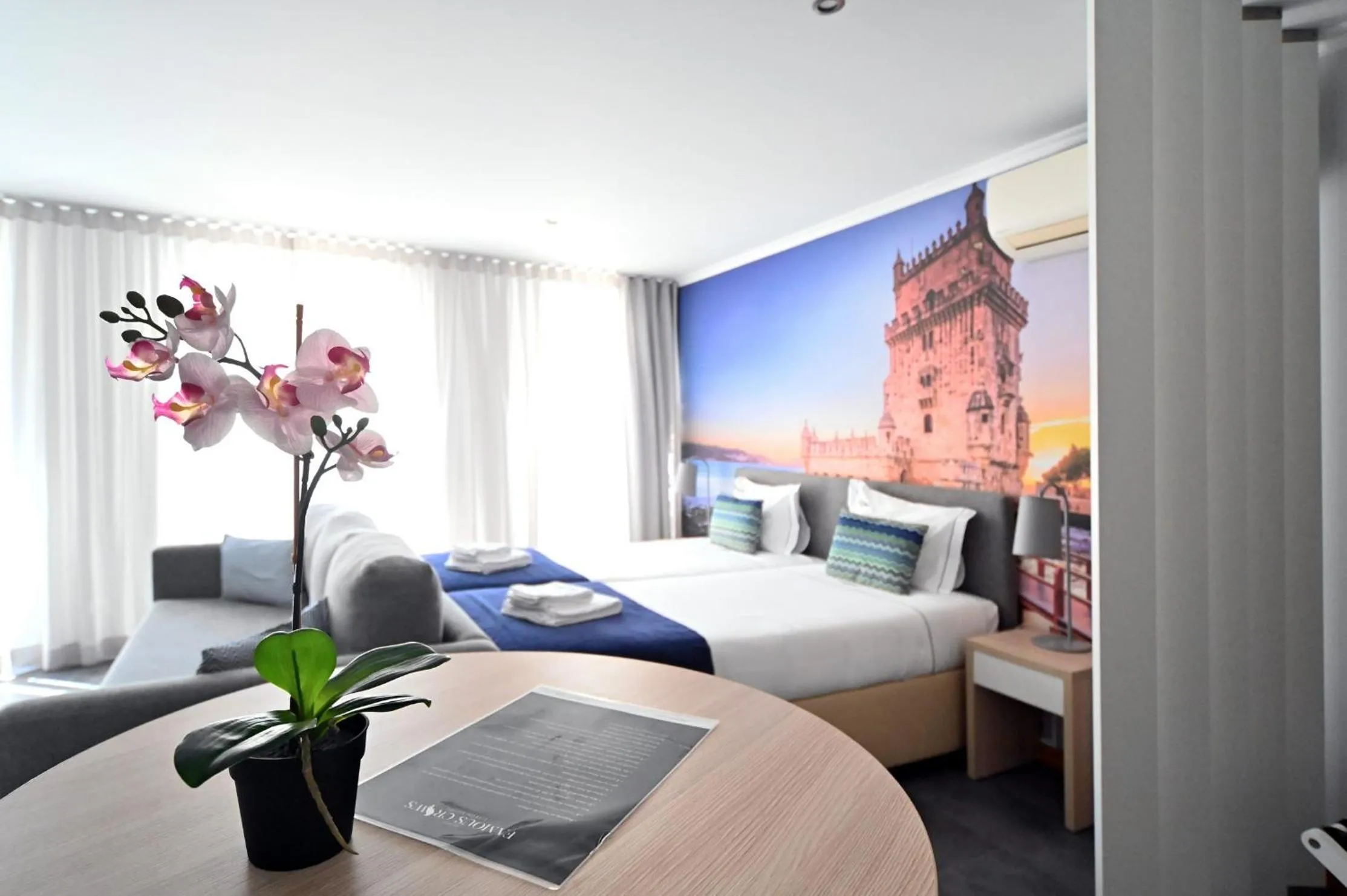 Bed in Famous Crows Lisbon Suites