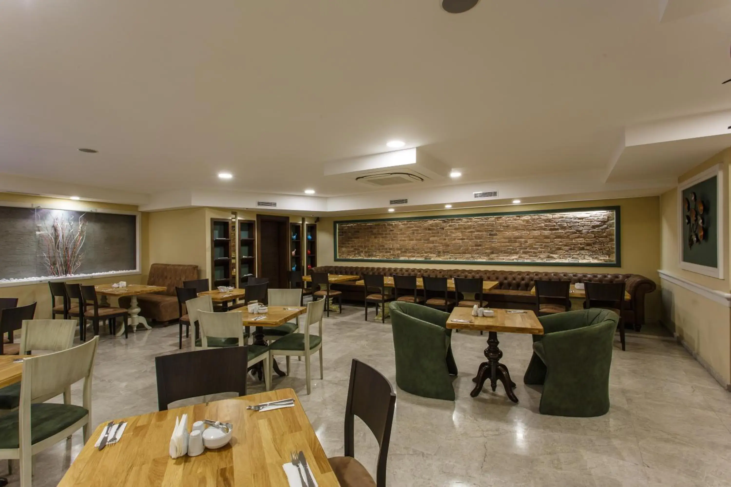 Restaurant/Places to Eat in Antroyal Hotel