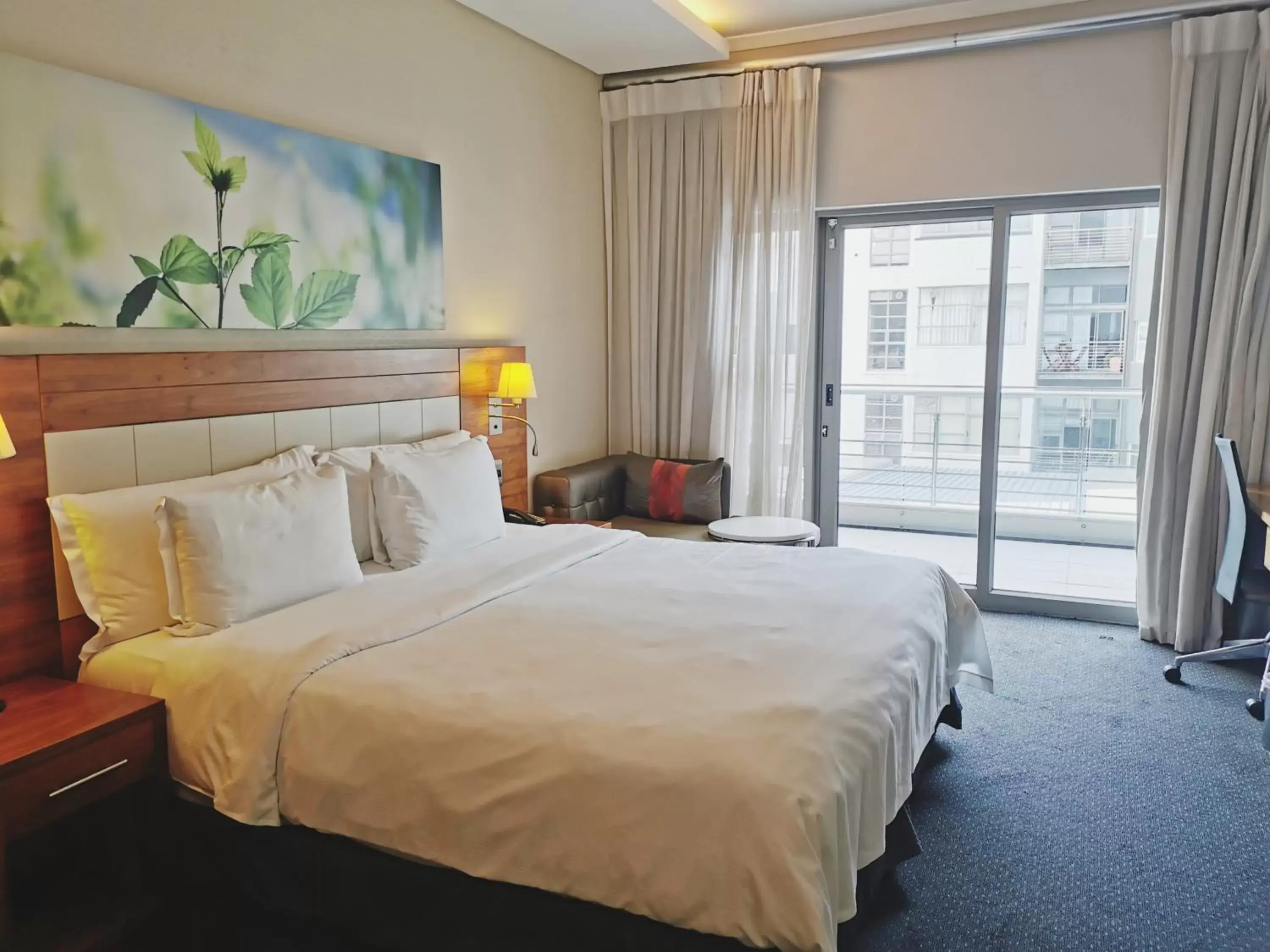 Bedroom, Bed in DoubleTree by Hilton Cape Town Upper Eastside