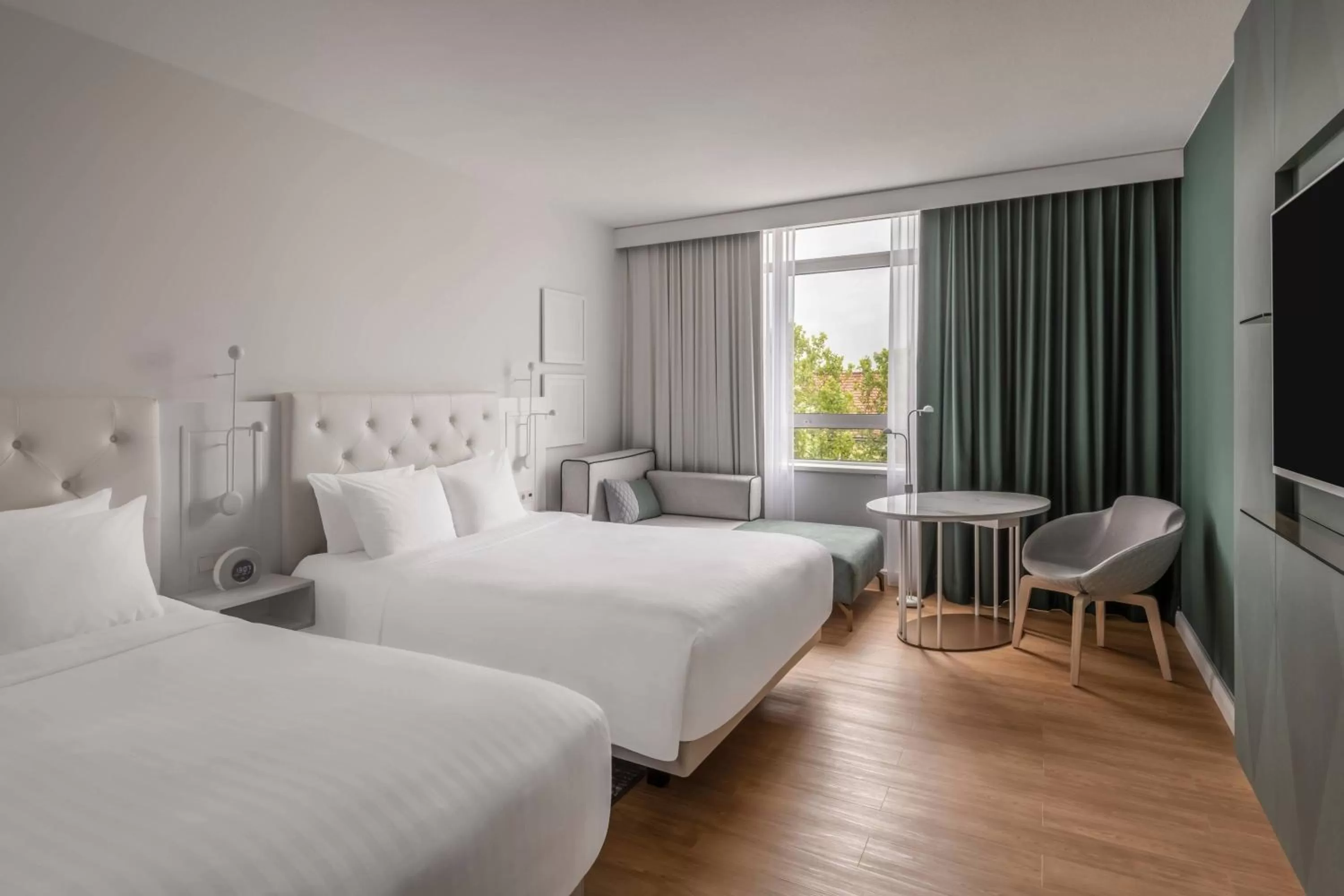 Photo of the whole room, Bed in Munich Marriott Hotel