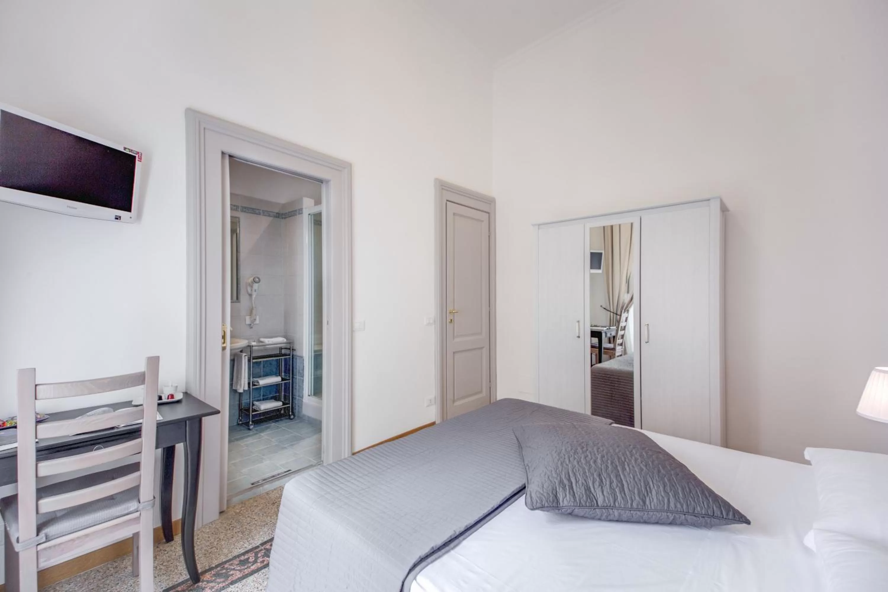 Photo of the whole room, Bed in Biancorèroma B&B