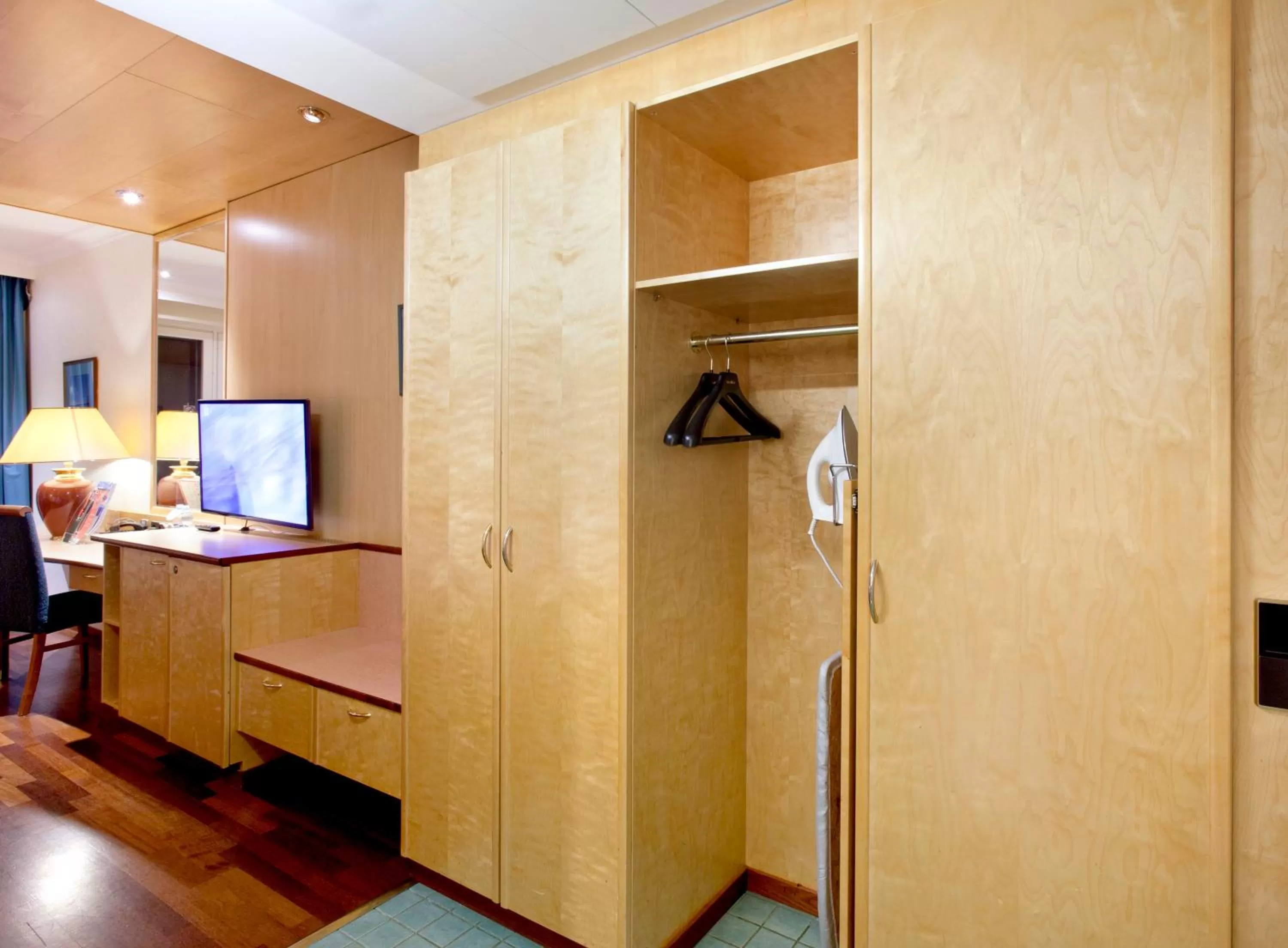 wardrobe in Holiday Club Tampereen Kehräämö