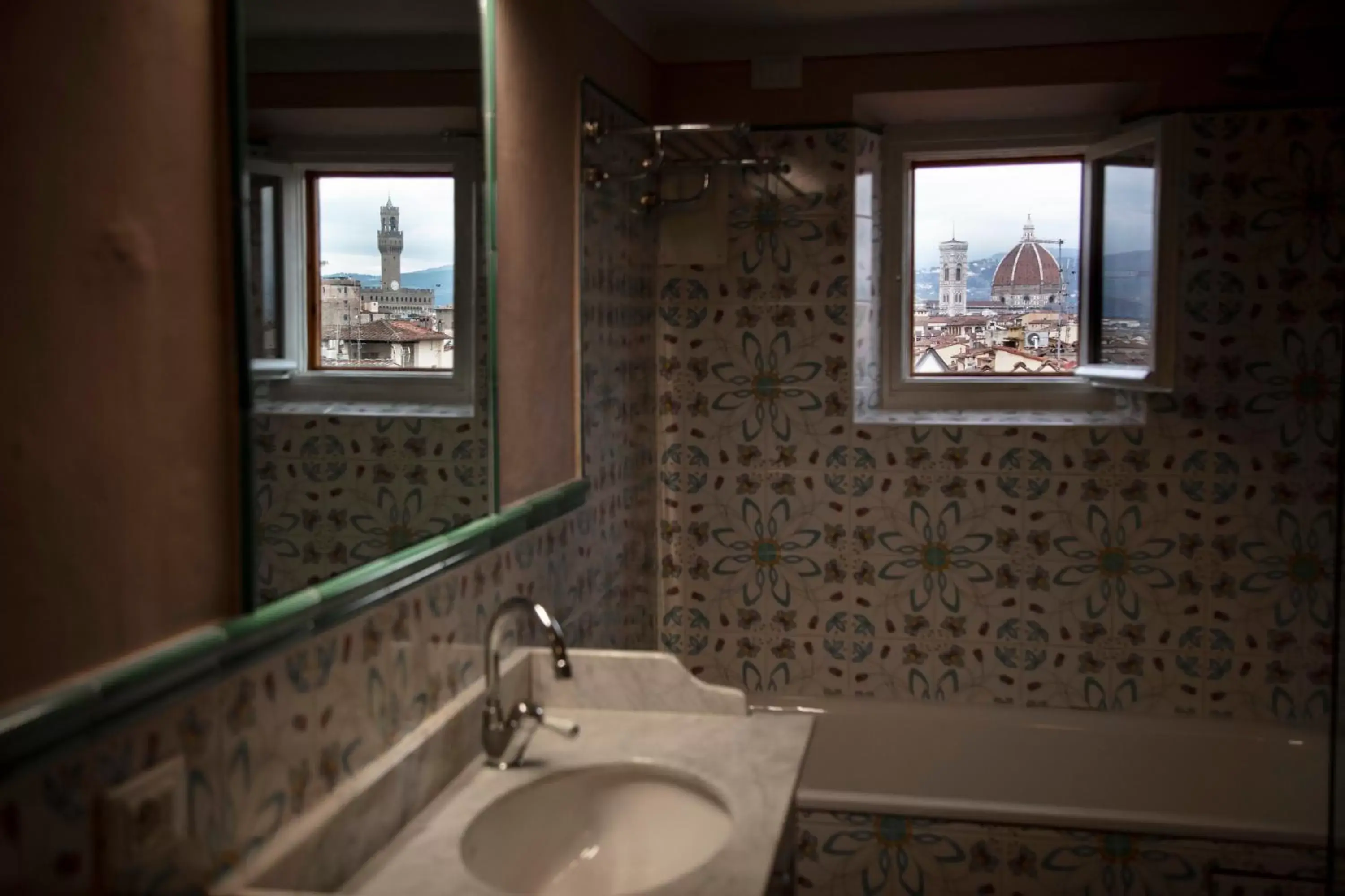 View (from property/room), Bathroom in Hotel Palazzo Guadagni