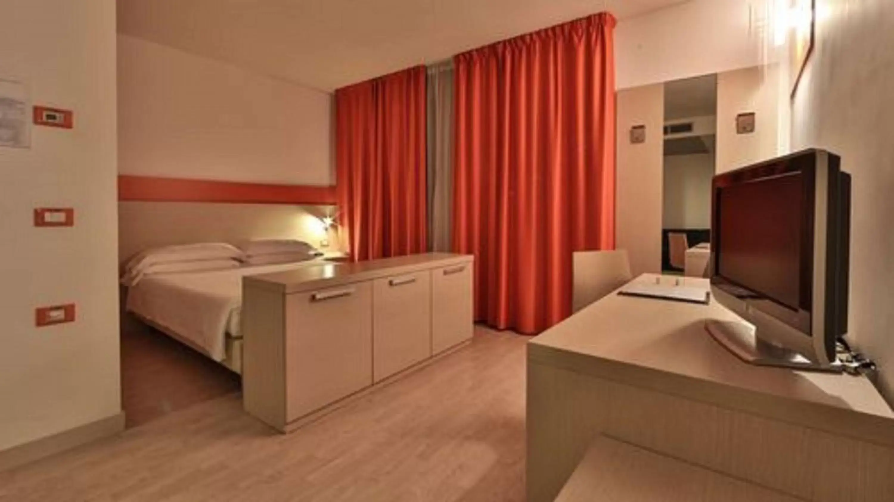 Photo of the whole room, TV/Entertainment Center in Best Western Plus Hotel Galileo Padova