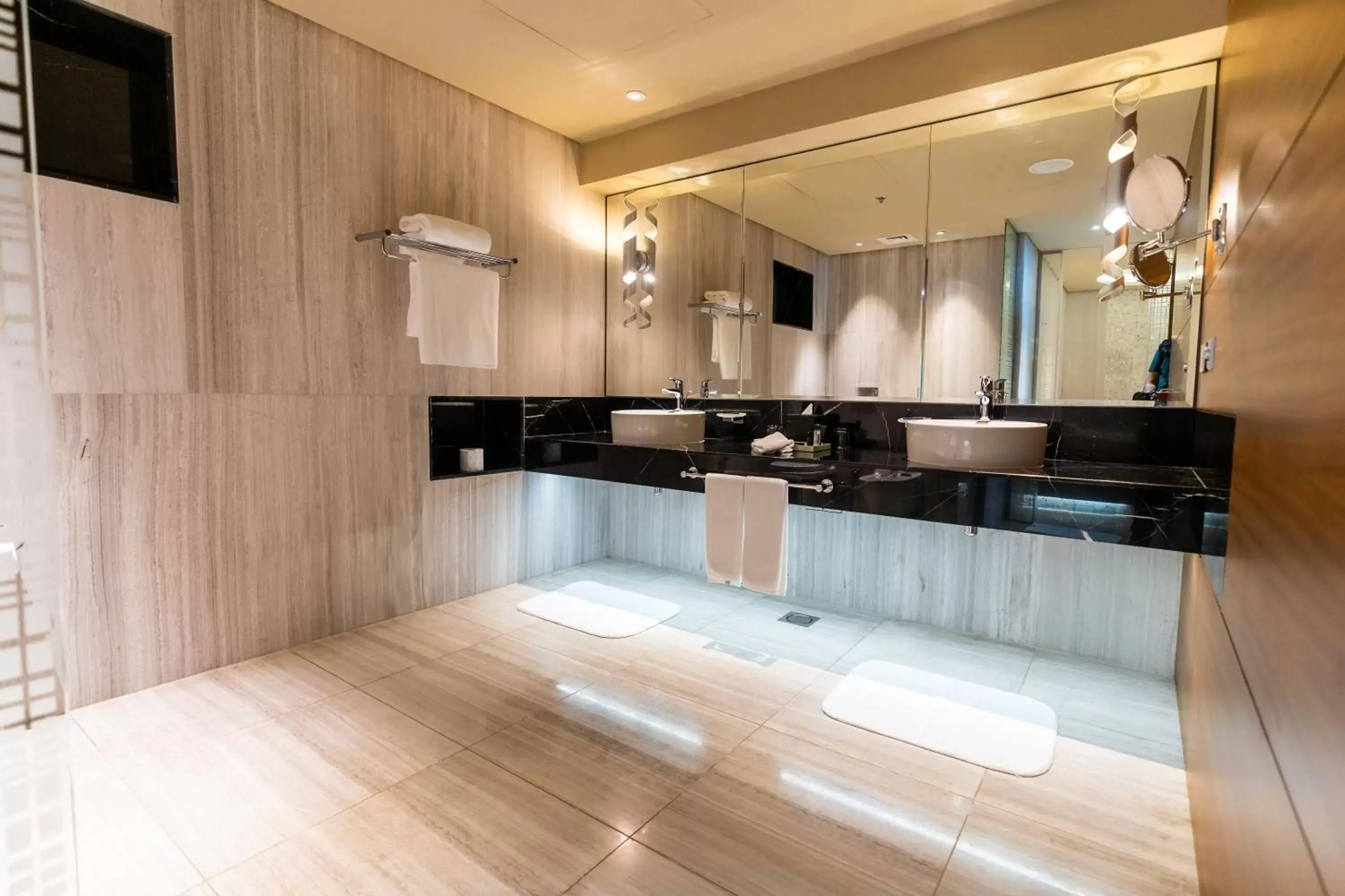 Bathroom, Kitchen/Kitchenette in The Art Hotel & Resort