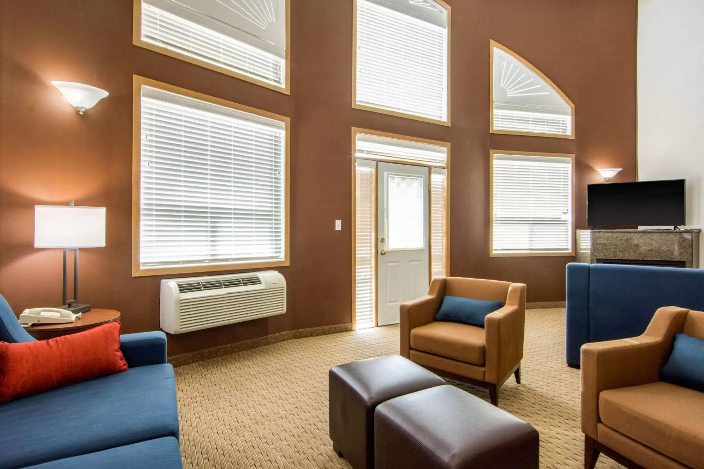 Bedroom, Seating Area in Comfort Inn & Suites Medicine Hat