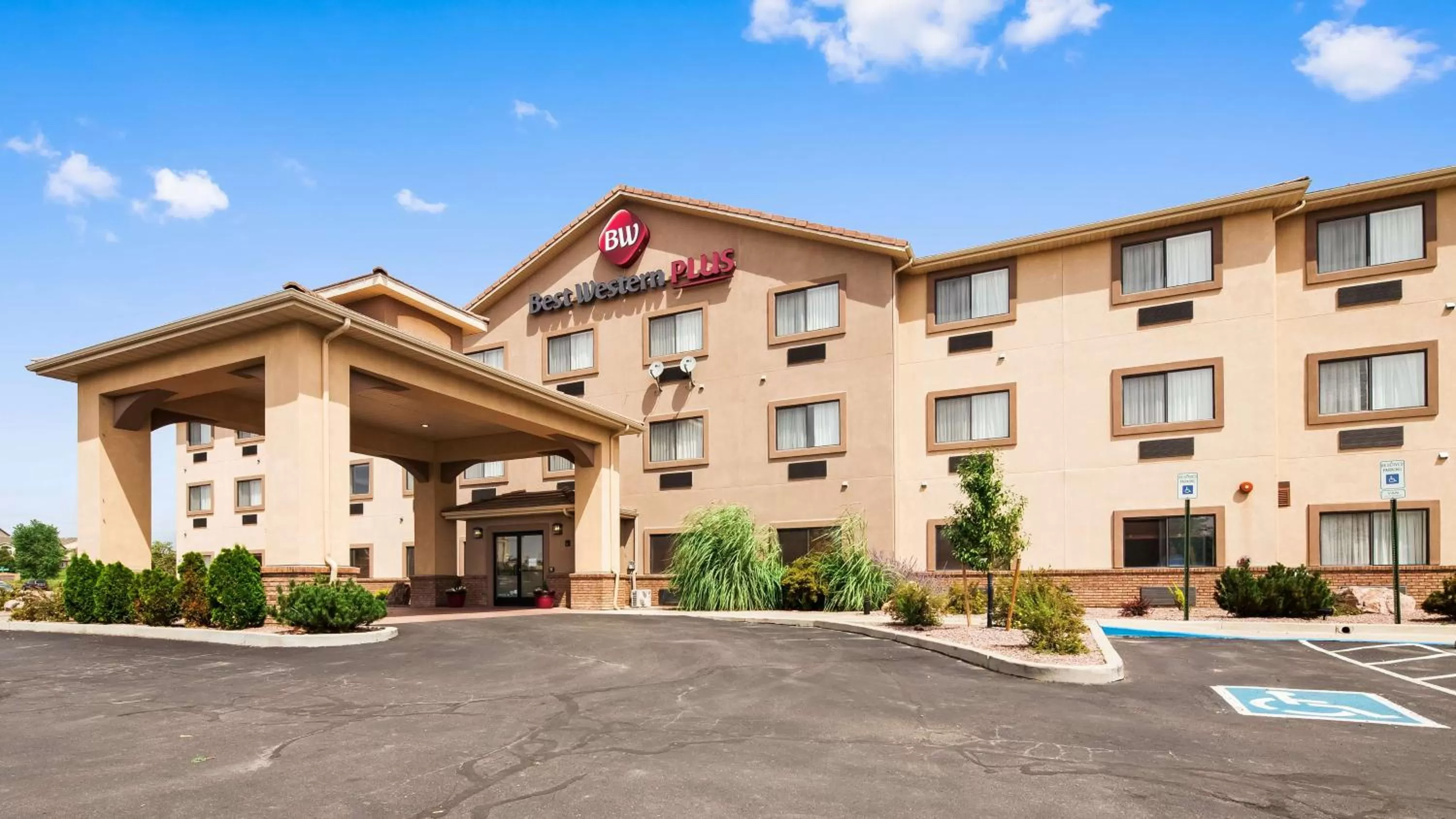 Property building in Best Western Plus Eagleridge Inn & Suites