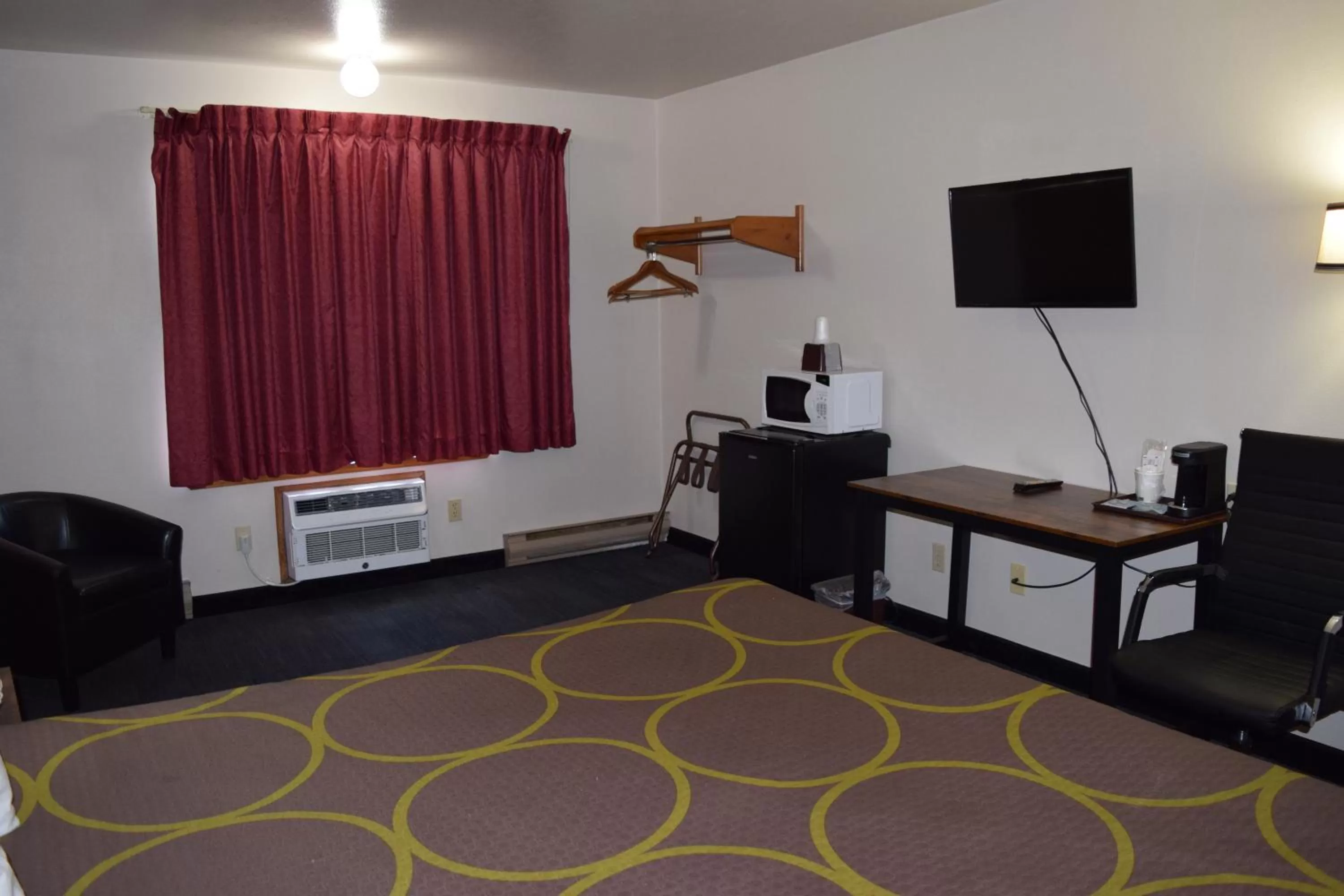 Bedroom in AmeriVu Inn and Suites Shawano WI