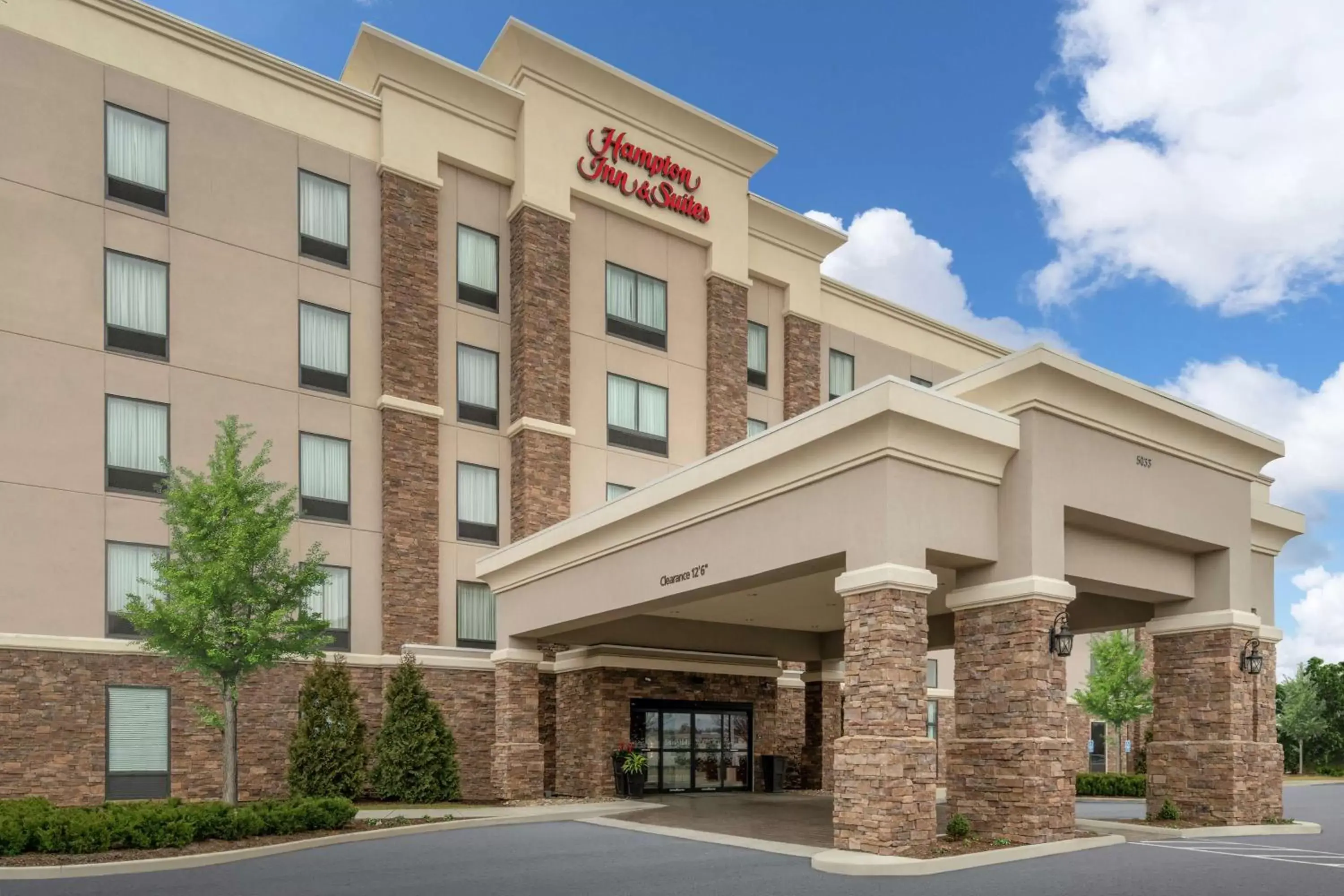 Property building in Hampton Inn and Suites Roanoke Airport/Valley View Mall Property building in Hampton Inn and Suites Roanoke Airport/Valley View Mall