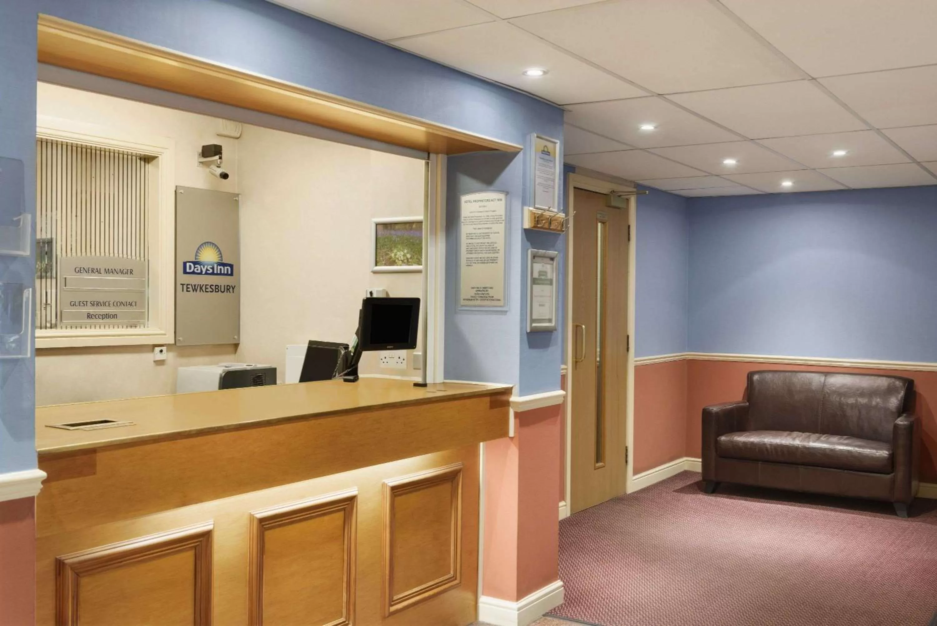 Lobby or reception in Days Inn Tewkesbury
