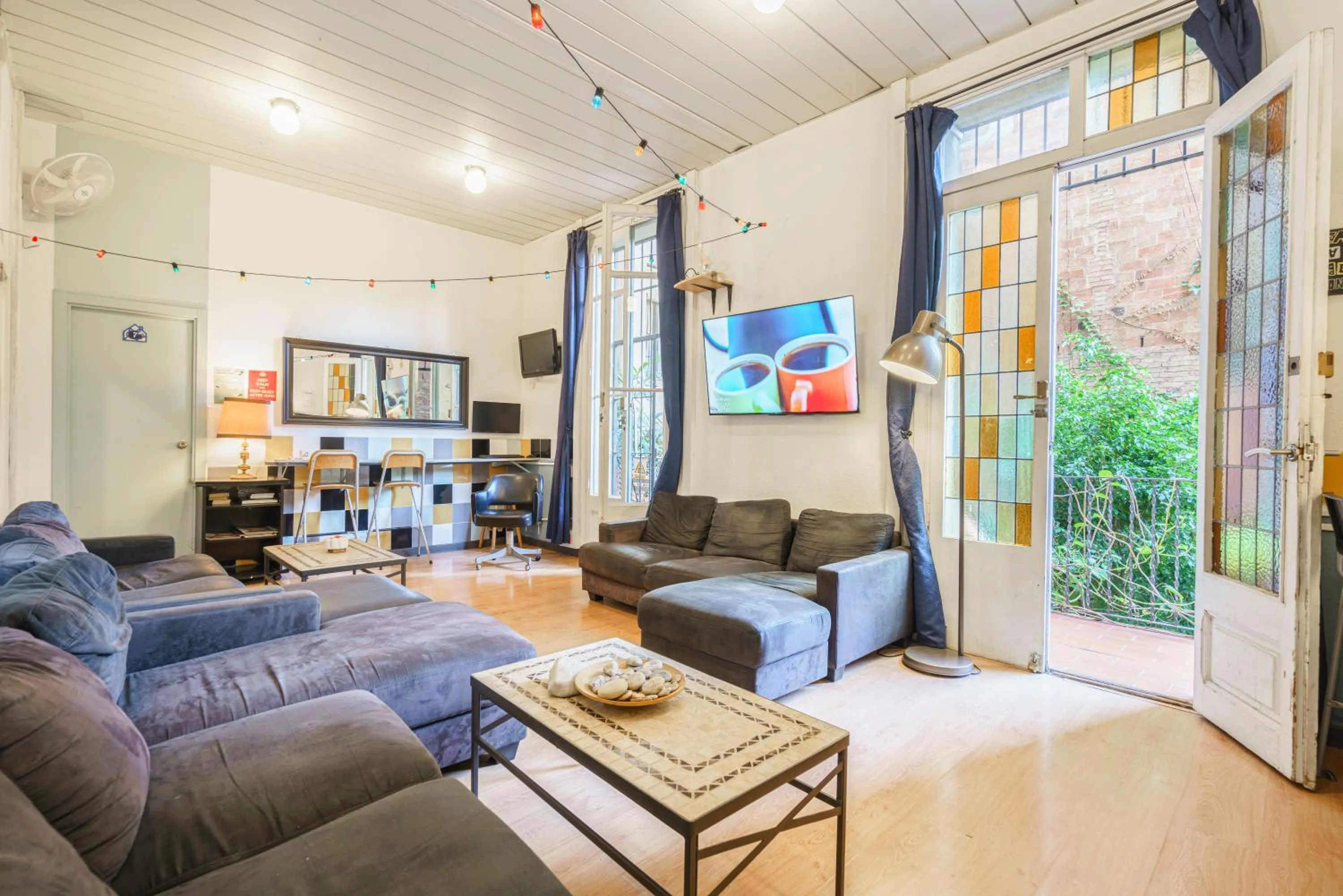 Communal lounge/ TV room in Casa Barcelo Hostel Barcelona