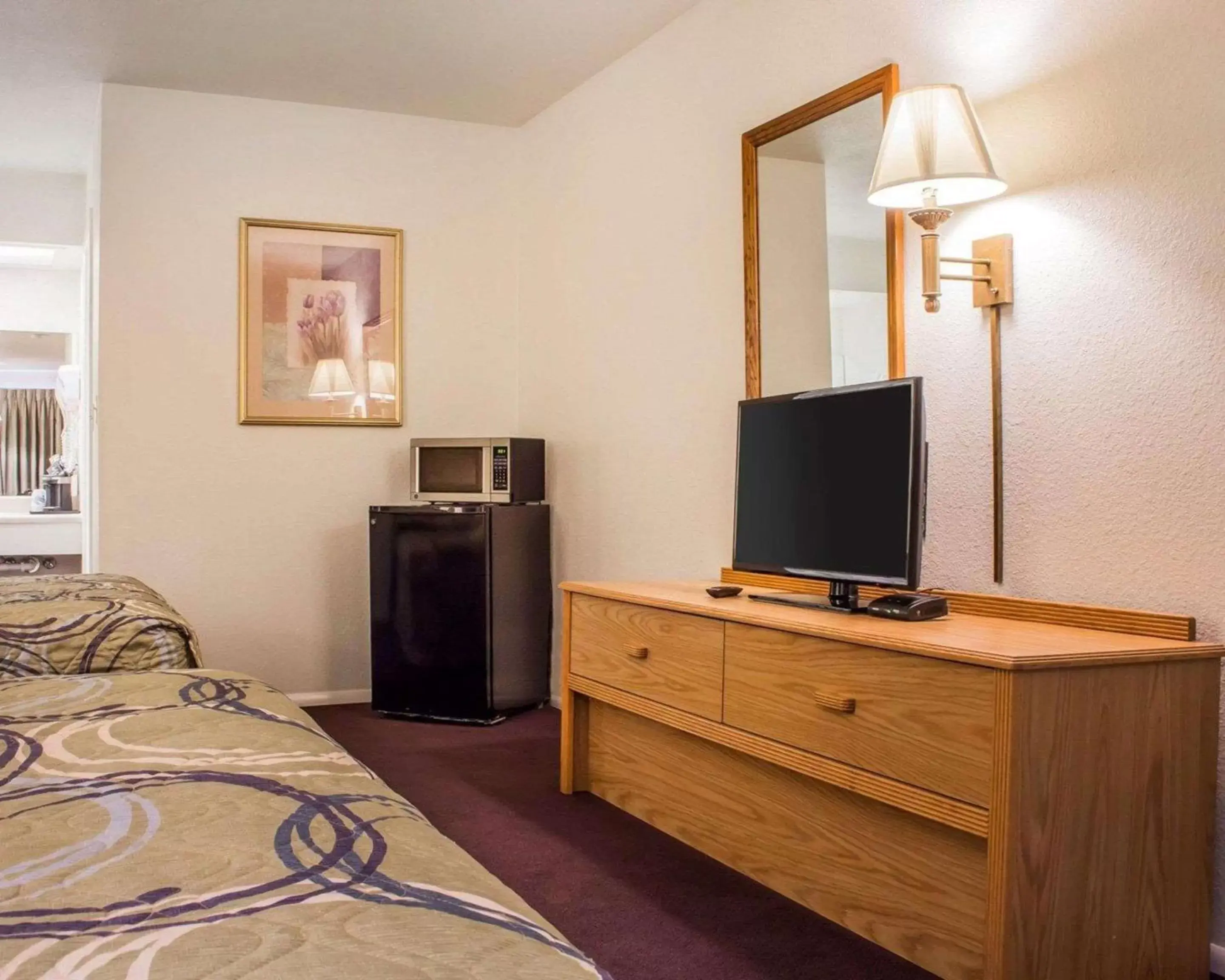 Photo of the whole room, TV/Entertainment Center in Rodeway Inn Silver Creek Inn