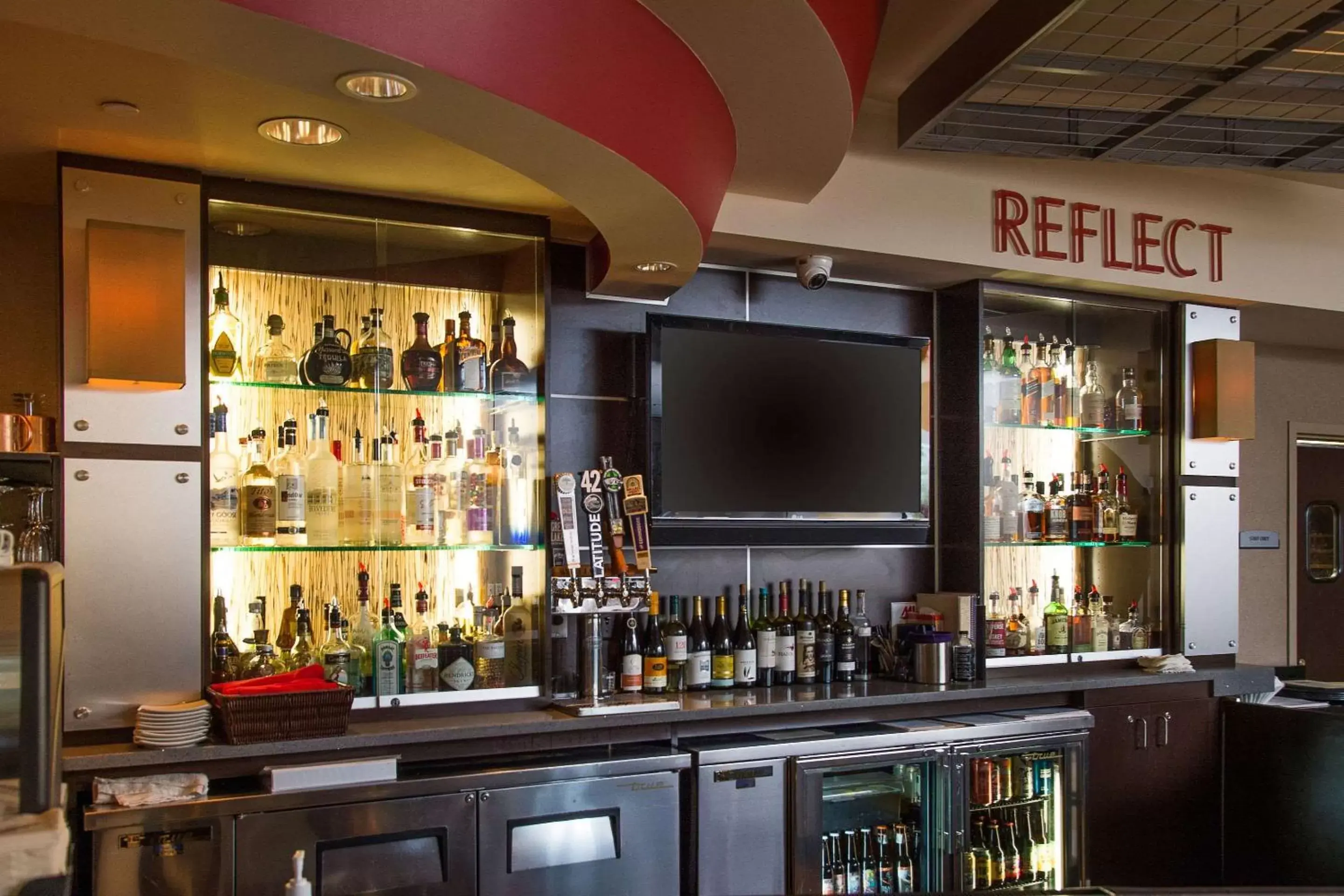 Restaurant/places to eat, Lounge/Bar in Cambria Hotel Traverse City