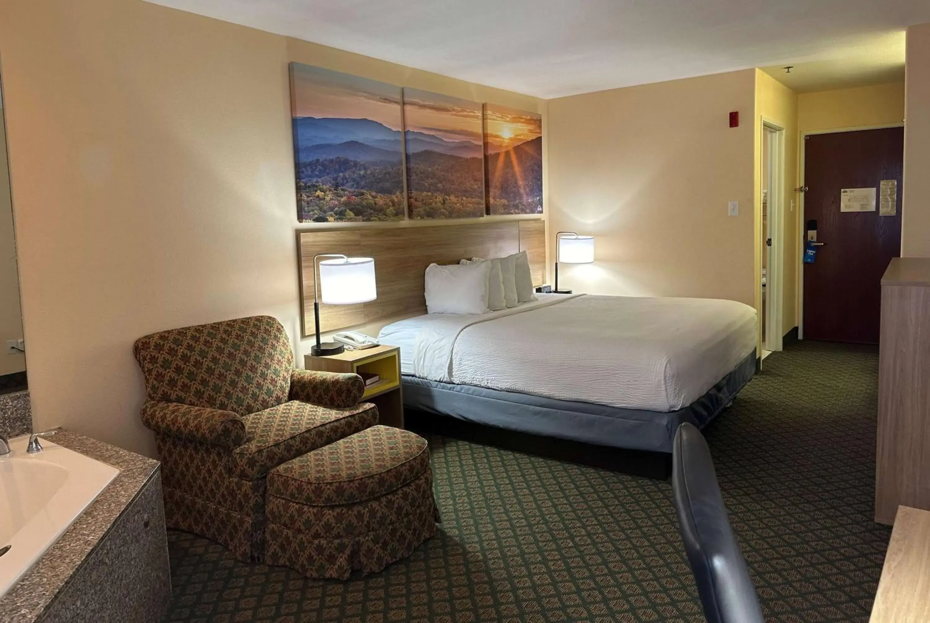 Photo of the whole room, Bed in Days Inn & Suites by Wyndham Eunice