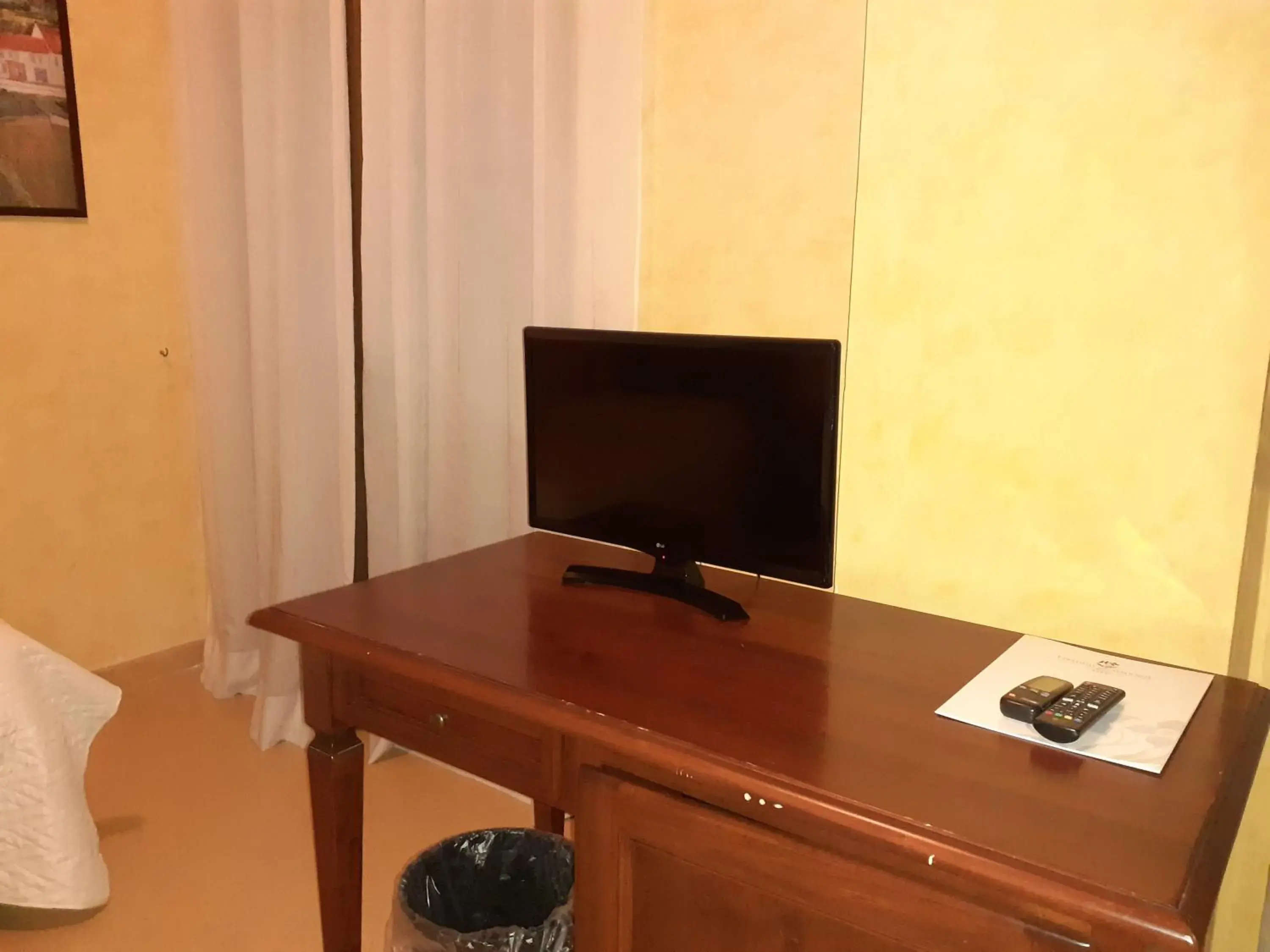 TV and multimedia, TV/Entertainment Center in Hotel Paradiso Delle Madonie