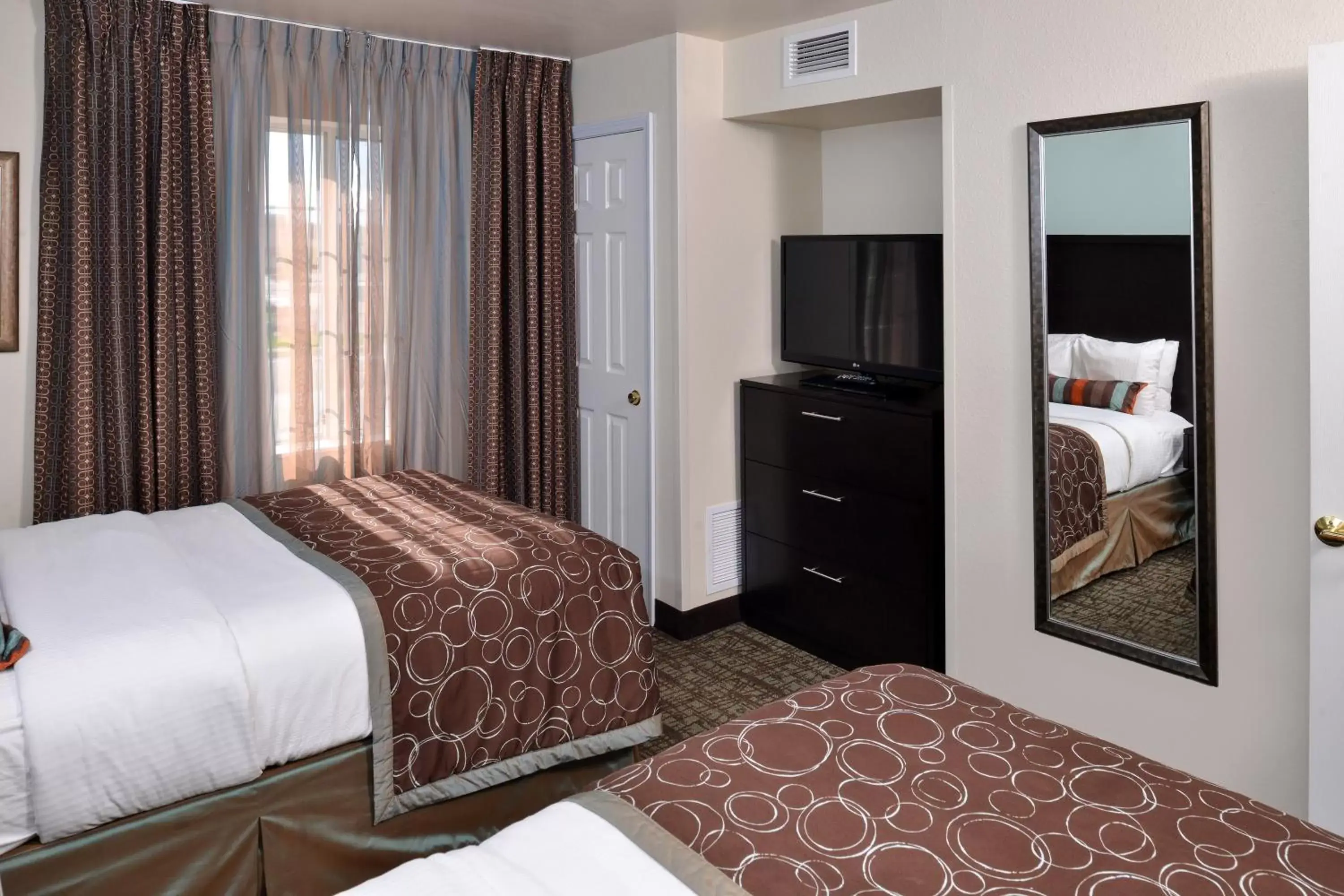 Photo of the whole room, Bed in Staybridge Suites Sioux Falls at Empire Mall, an IHG Hotel