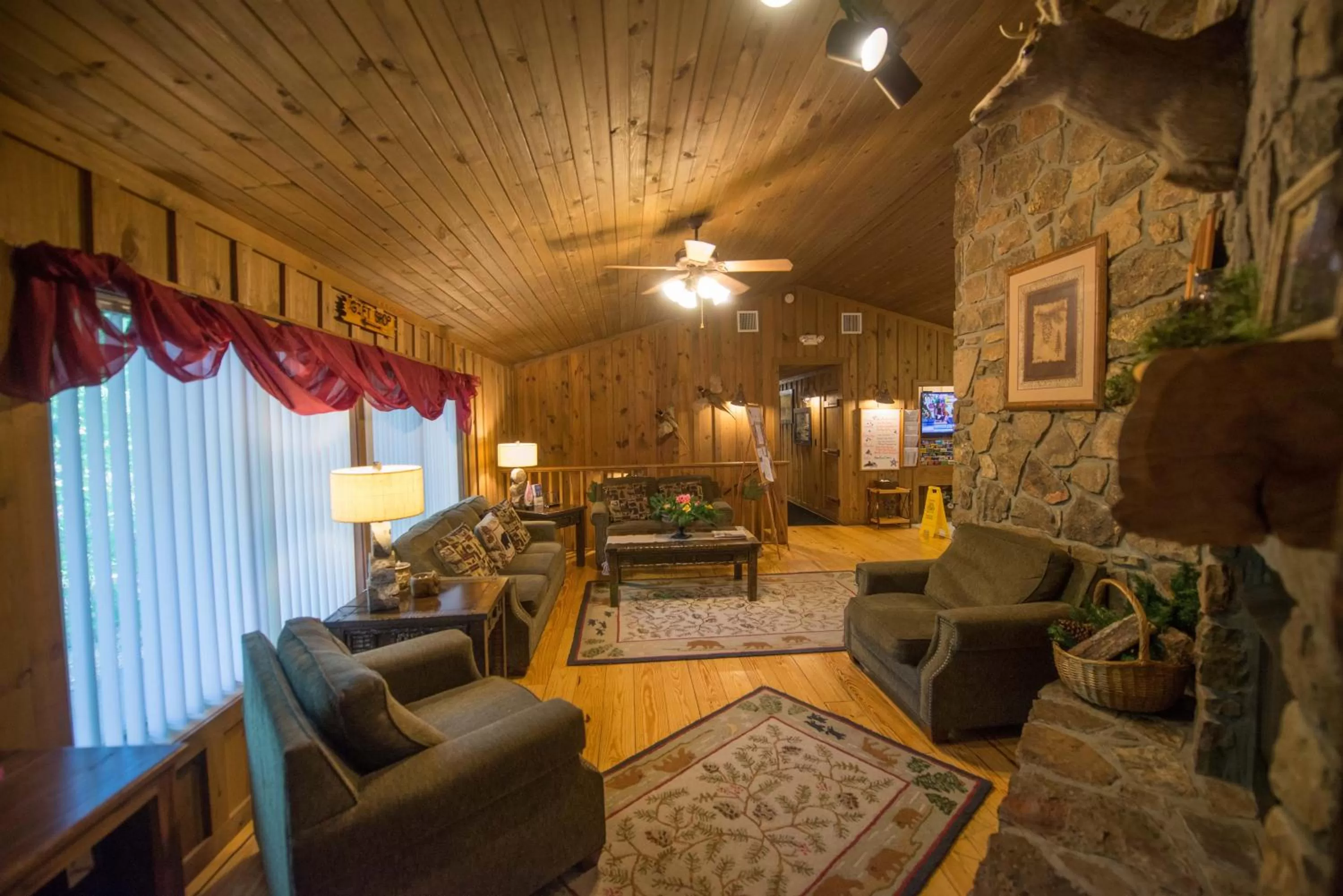 Communal lounge/ TV room in Cabins at Green Mountain, Trademark Collection by Wyndham