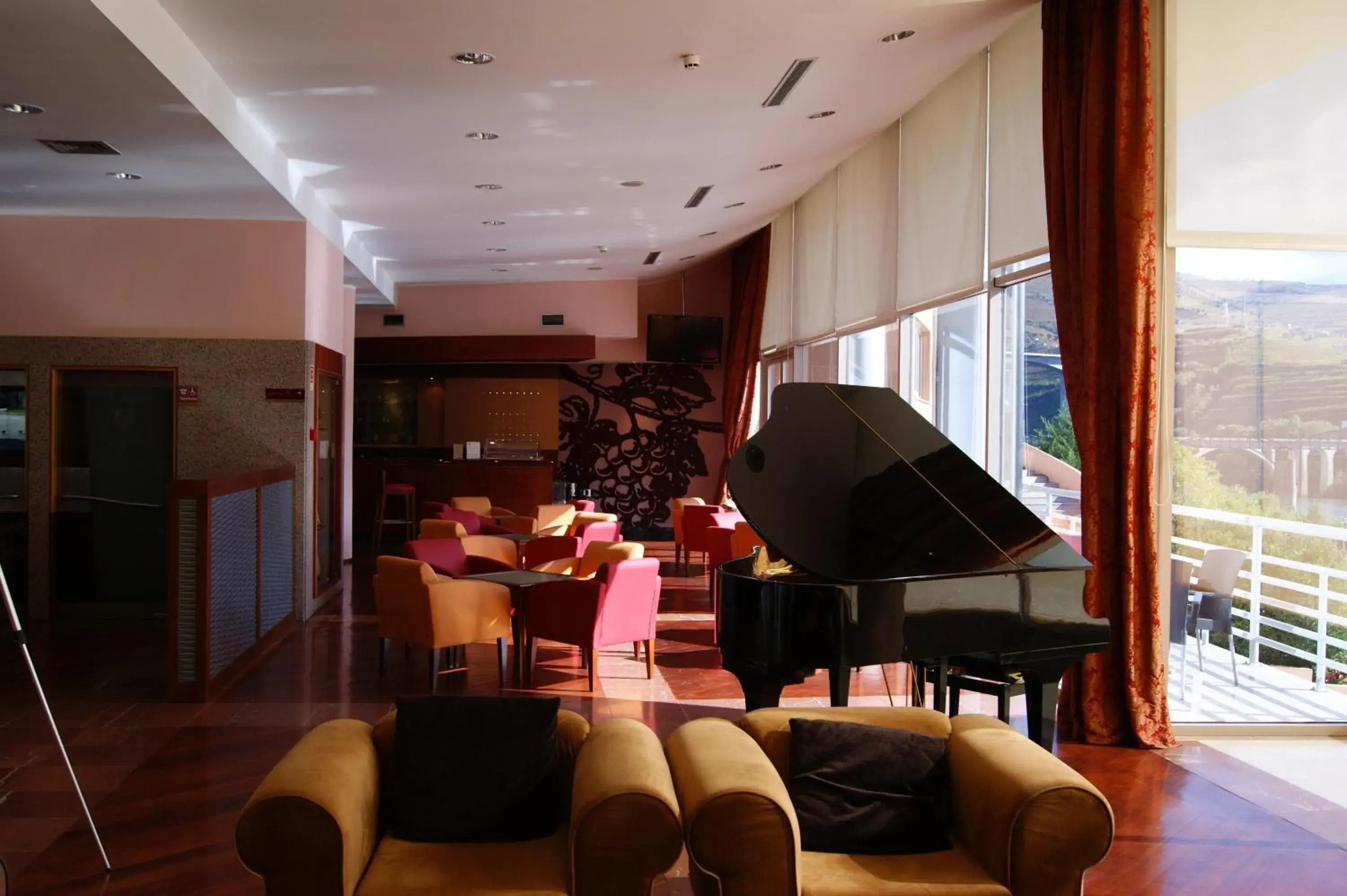 Lounge or bar in Hotel Regua Douro Lounge or bar in Hotel Regua Douro