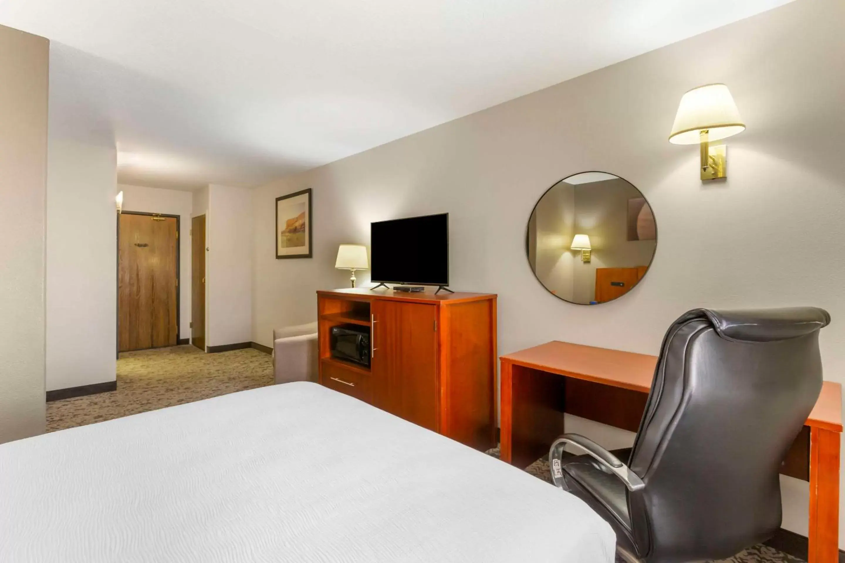 Bedroom, TV/Entertainment Center in Quality Inn & Suites Fillmore I-15