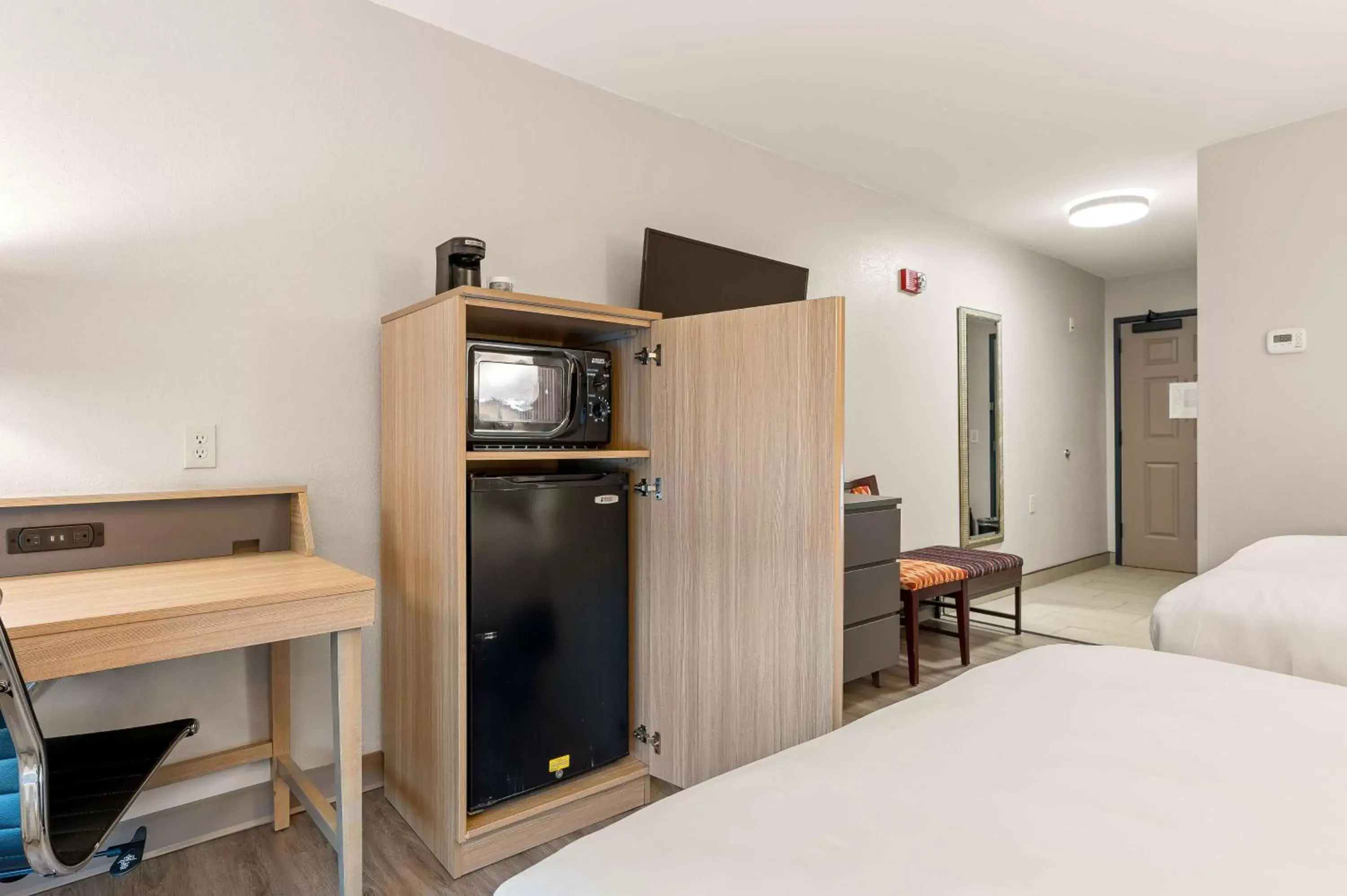 Bedroom, TV/Entertainment Center in Country Inn & Suites by Radisson, Asheville at Asheville Outlet Mall, NC