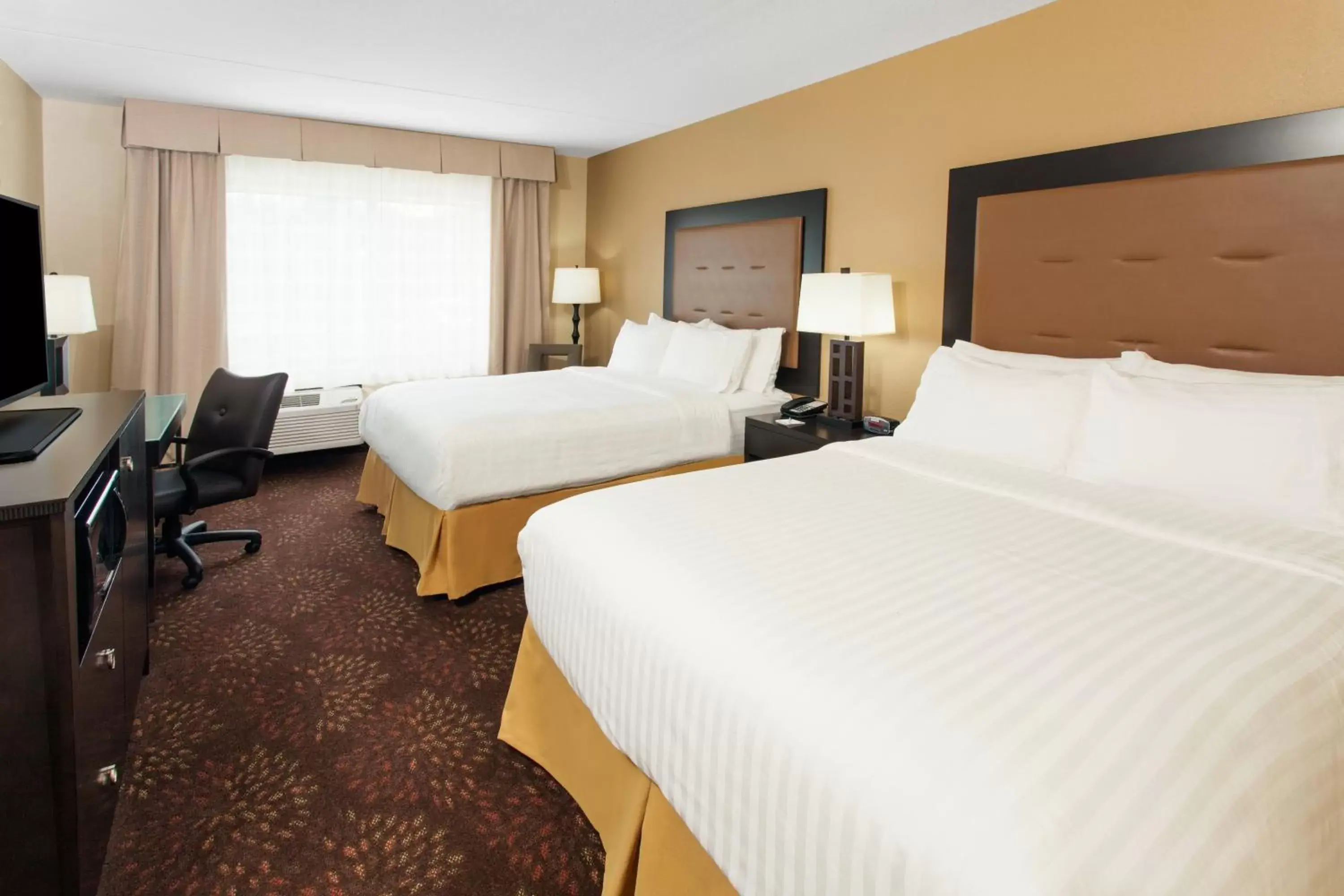 Bedroom, Bed in Holiday Inn Express & Suites Sandusky, an IHG Hotel