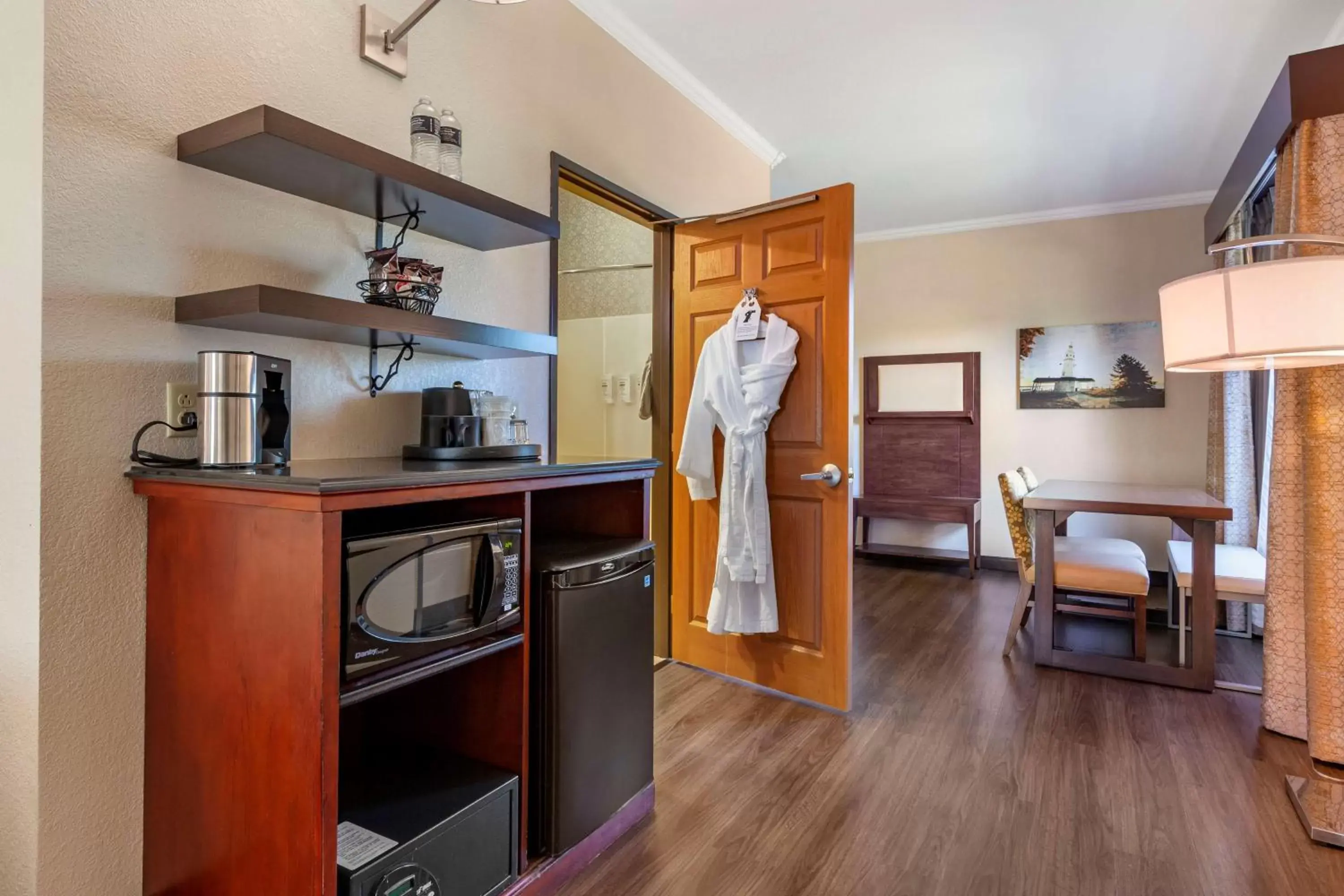 Bedroom, Kitchen/Kitchenette in Best Western Premier Bridgewood Hotel Resort