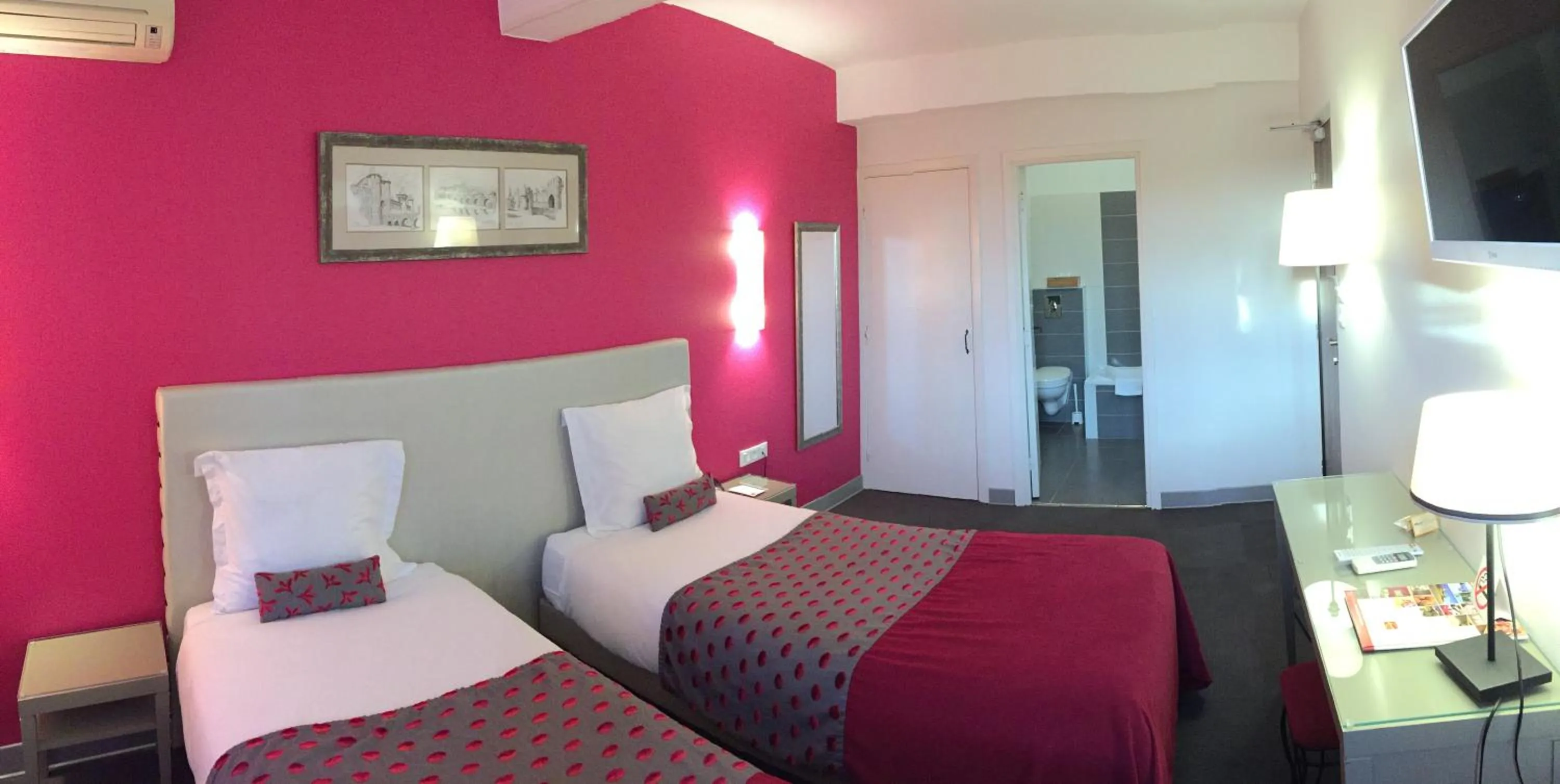 Photo of the whole room, Bed in Hotel Du Pont Vieux