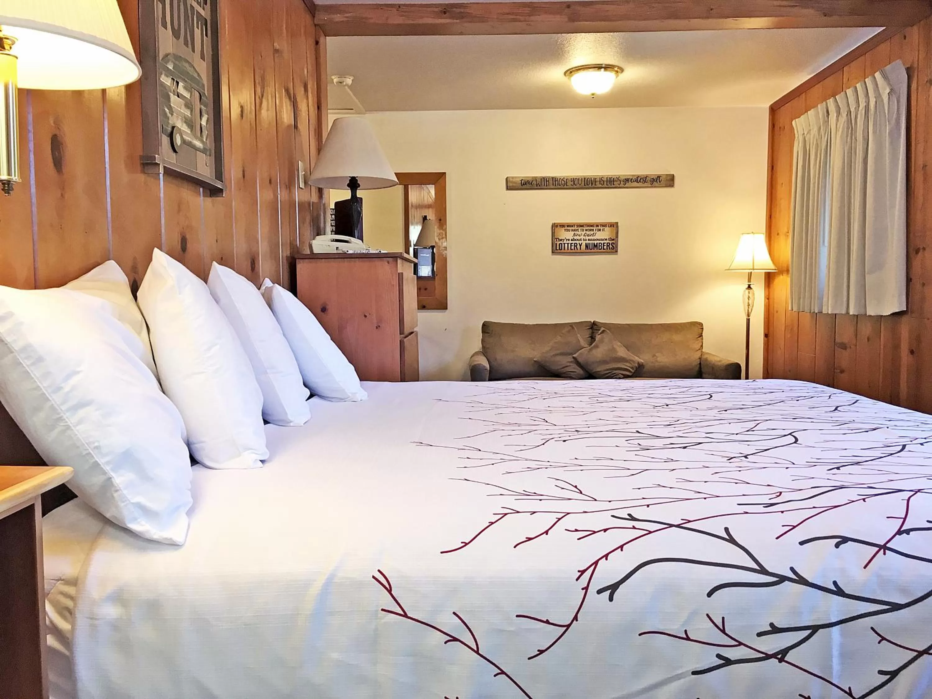 Bed in Park Motel and Cabins