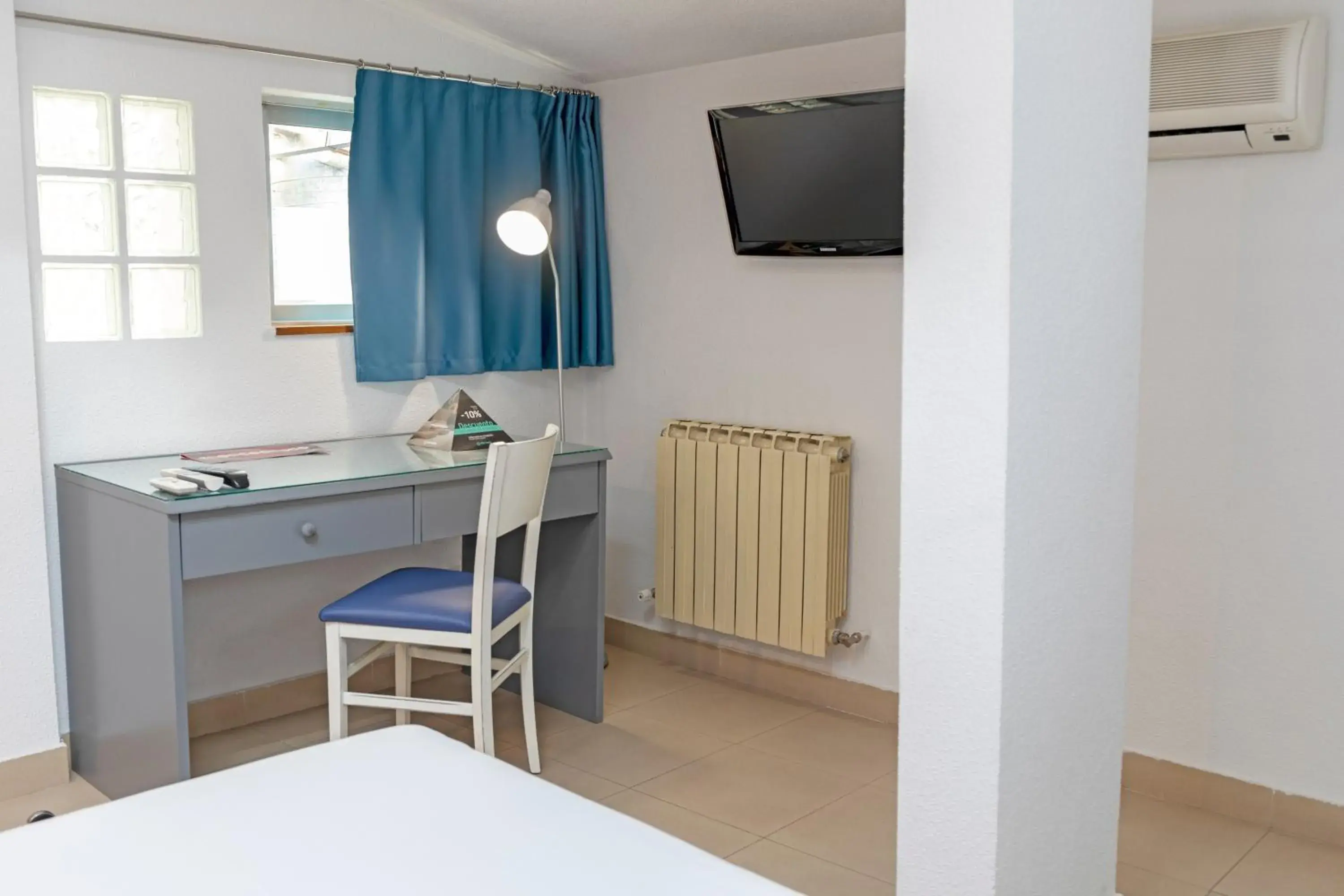 TV and multimedia, Bed in Hotel Alda Centro Palencia TV and multimedia, Bed in Hotel Alda Centro Palencia