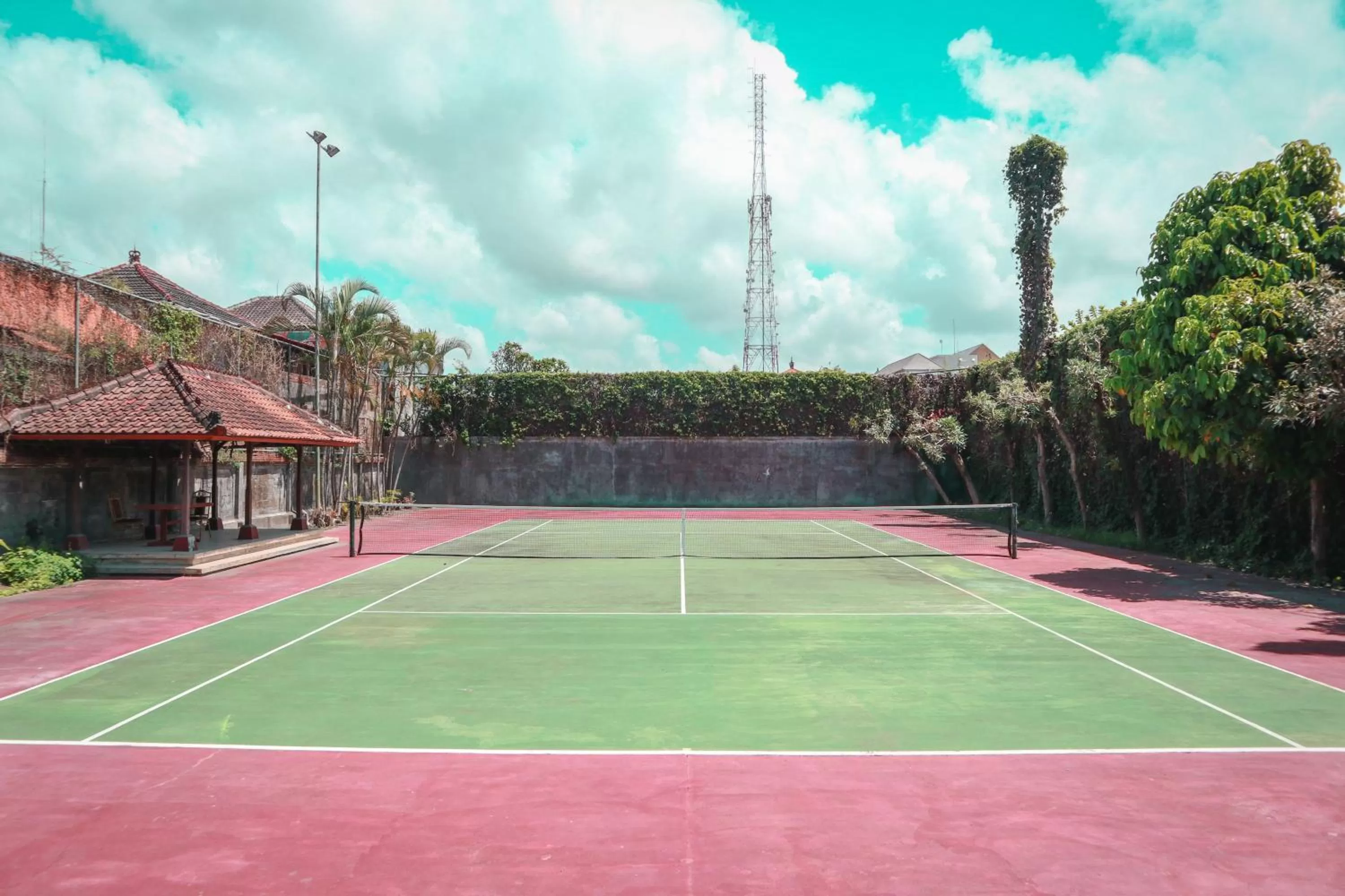 Tennis court in The Cakra Hotel