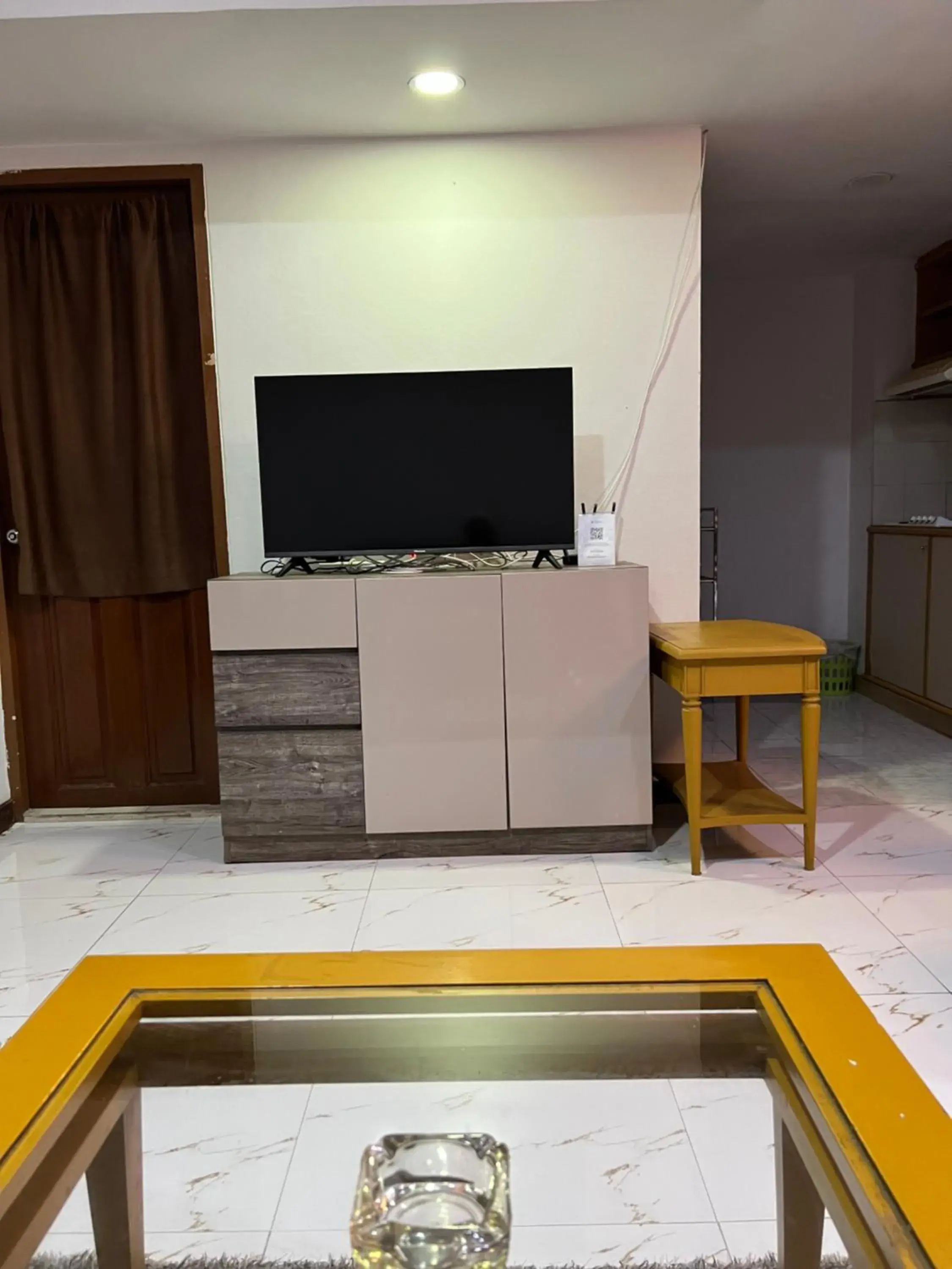 Living room, TV/Entertainment Center in Mall Suites Hotel