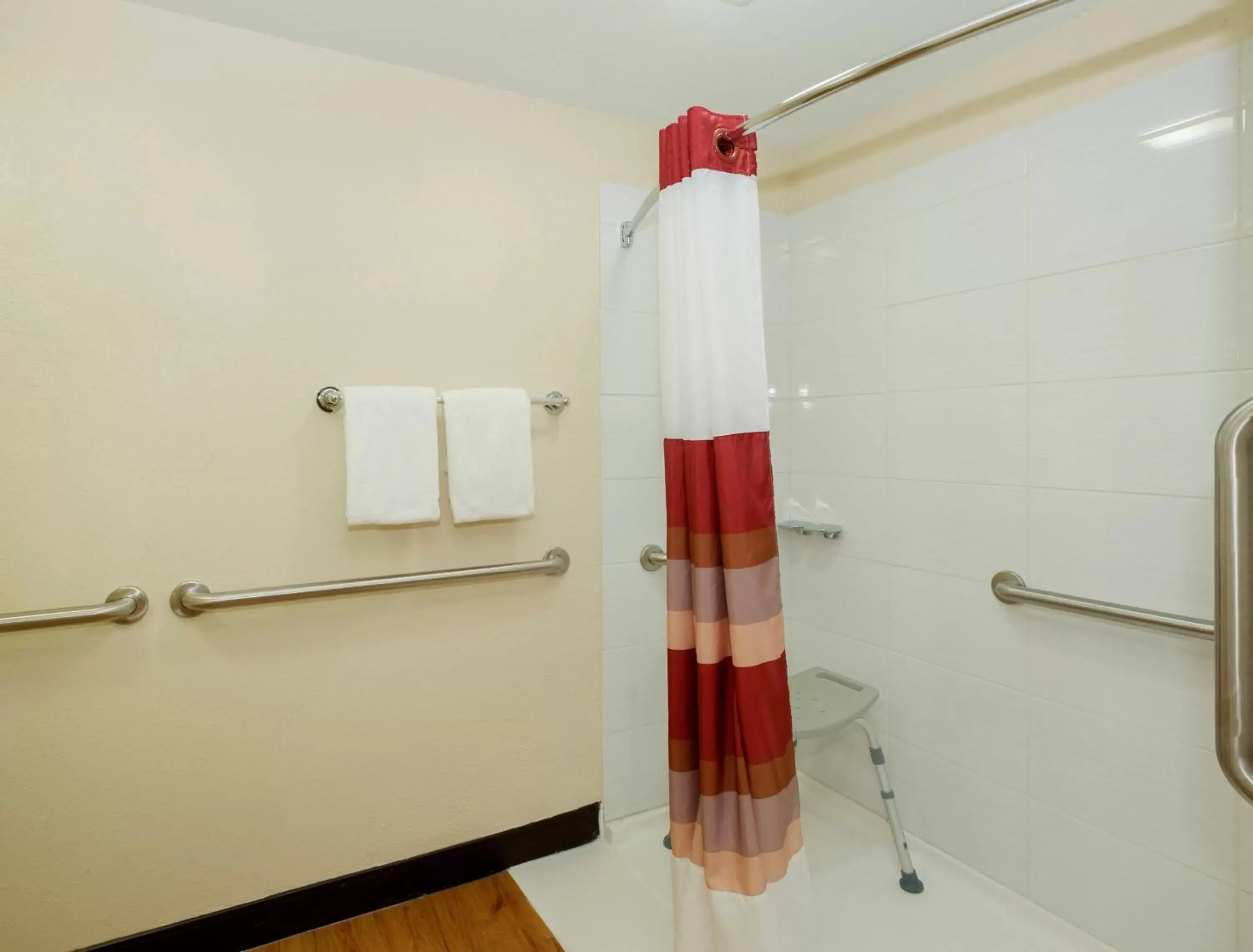 Bathroom in Red Roof Inn PLUS+ Washington DC - Oxon Hill