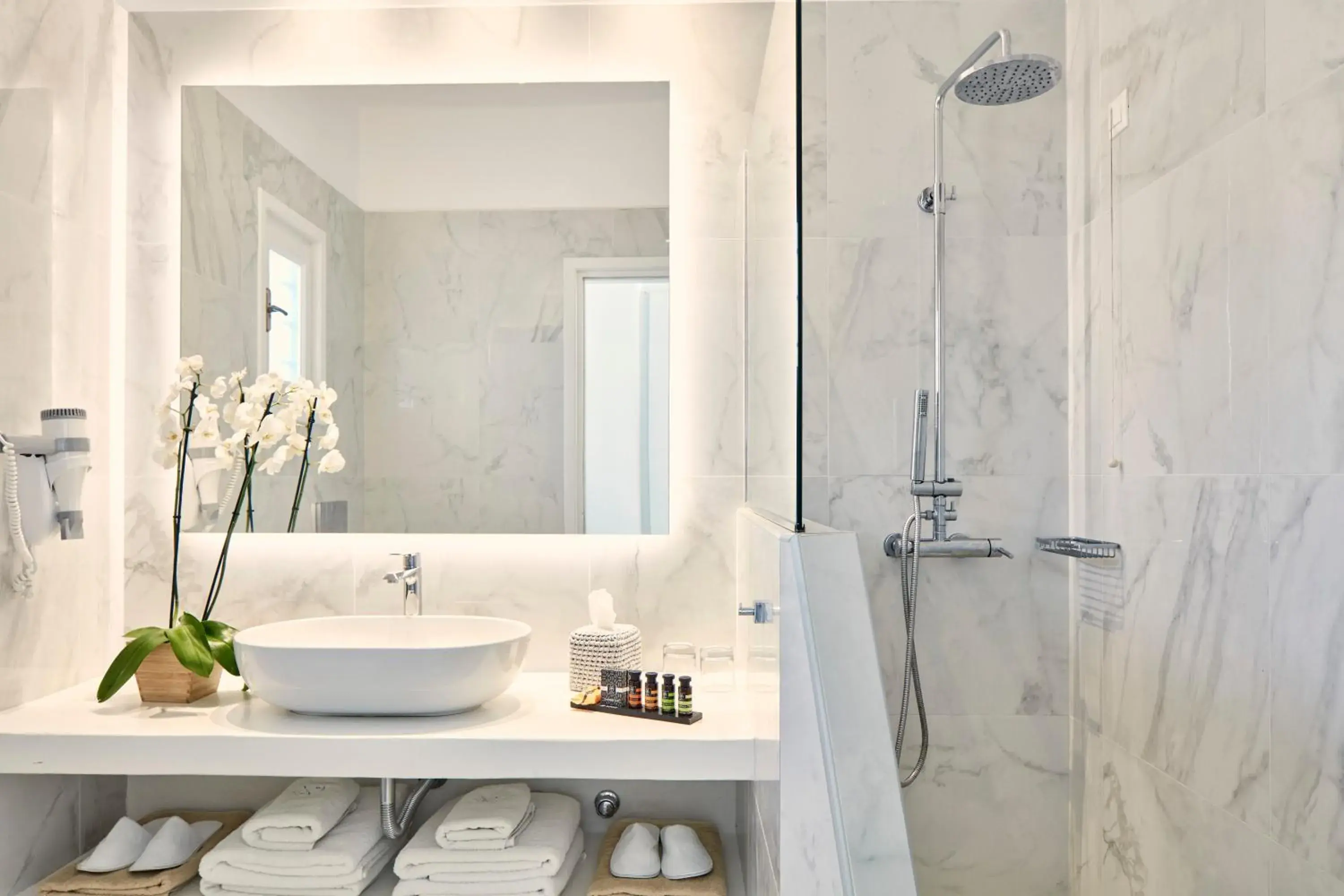 Shower, Bathroom in Archipelagos Hotel